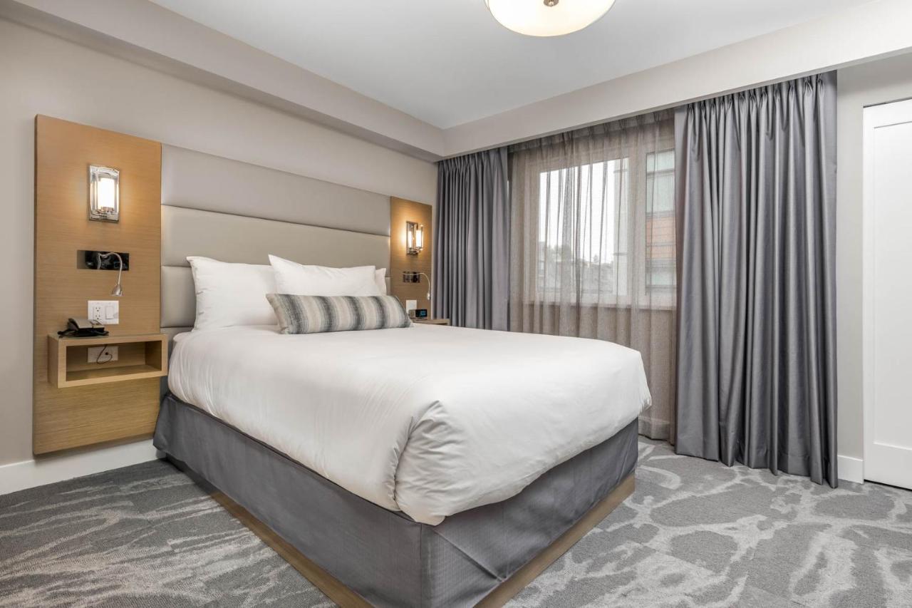 Coast Queen Suite