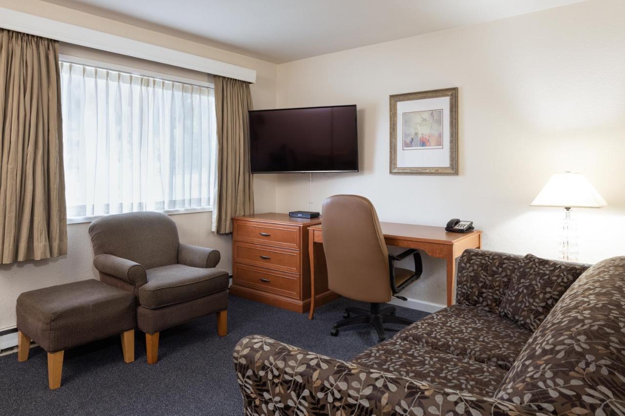 One-Bedroom Queen Suite