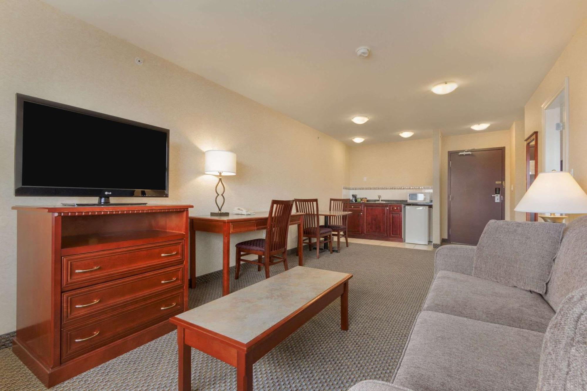 King Suite- Non-Smoking,1282956004:JPEG