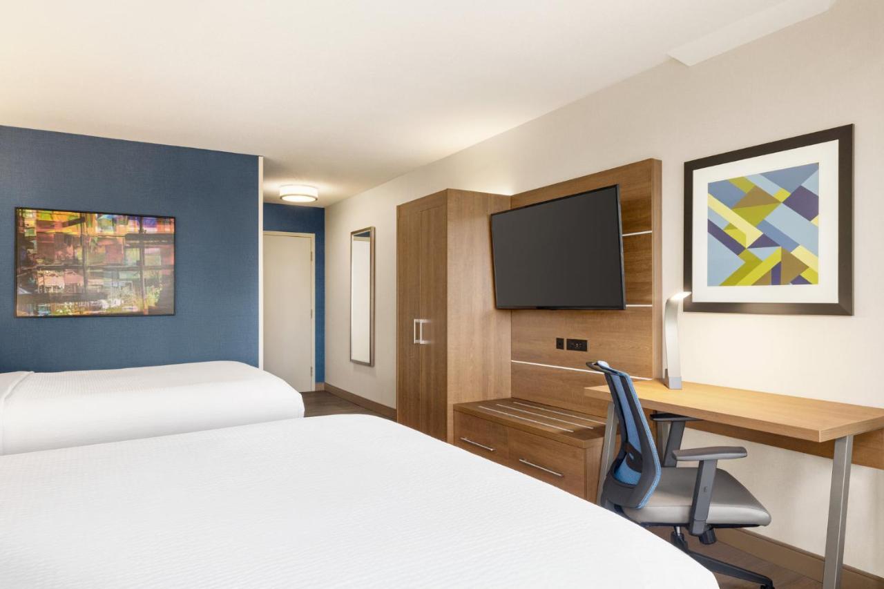 2 Queen beds Standard with Extra Floor Space City View on Top Floor