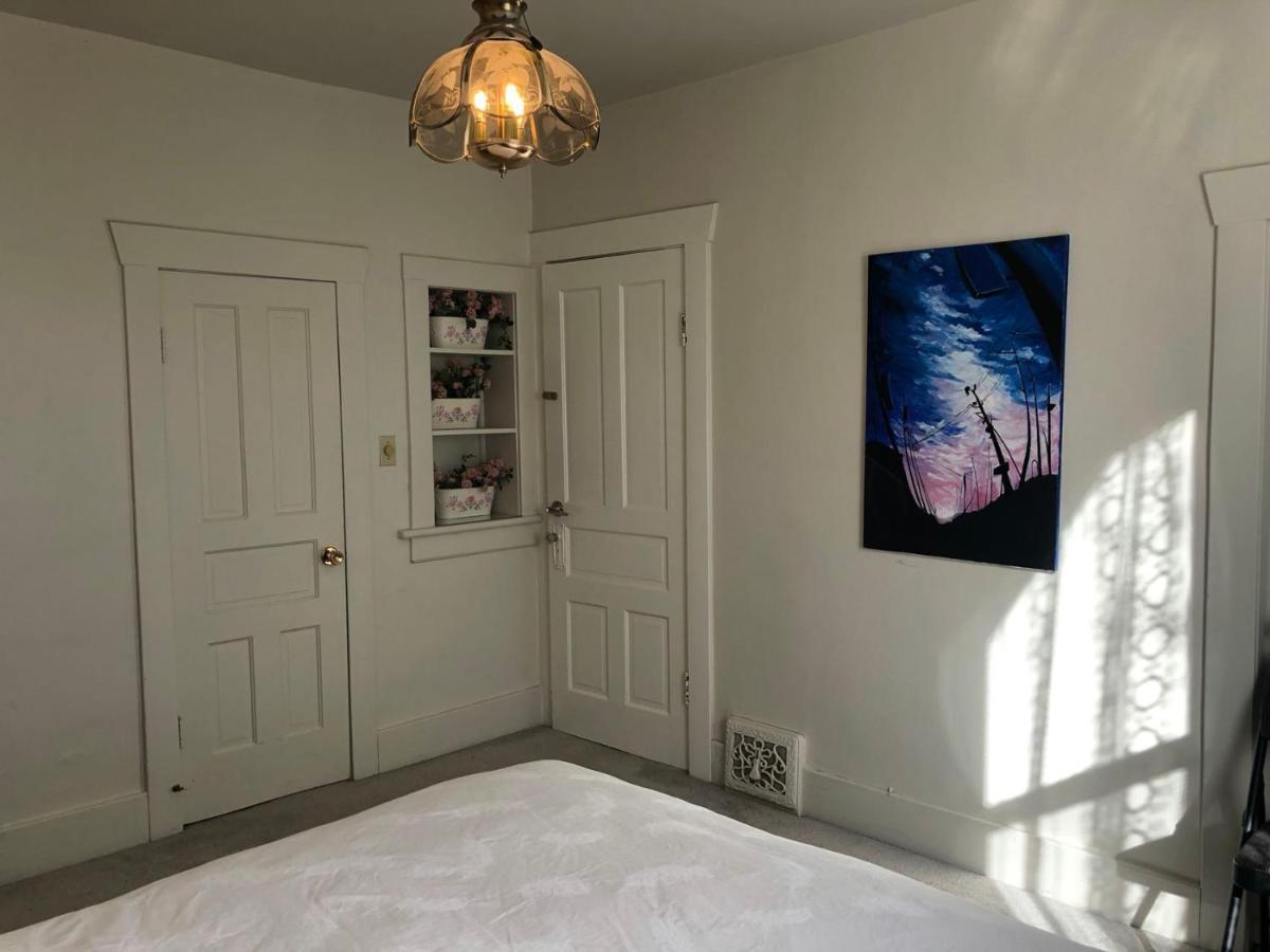 Zimmer mit Queensize-Bett und Gemeinschaftsbad
