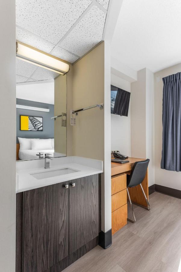 Quarto com 2 Camas de Solteiro e Banheiro Compartilhado