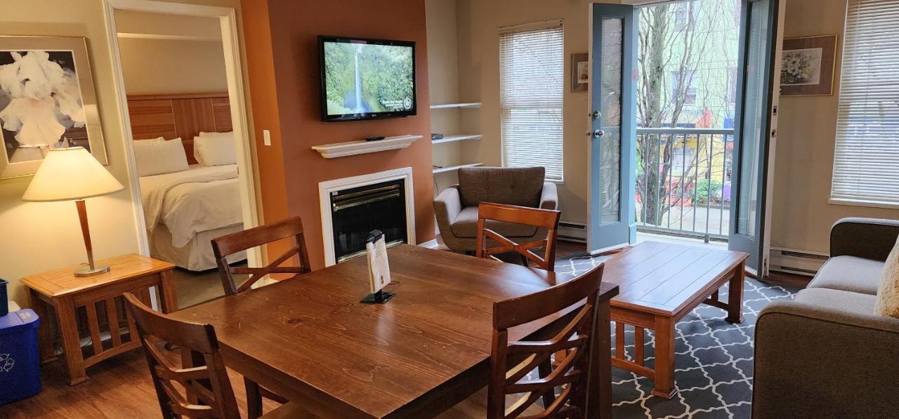 One Bedroom Den Robson,1498834786:JPEG