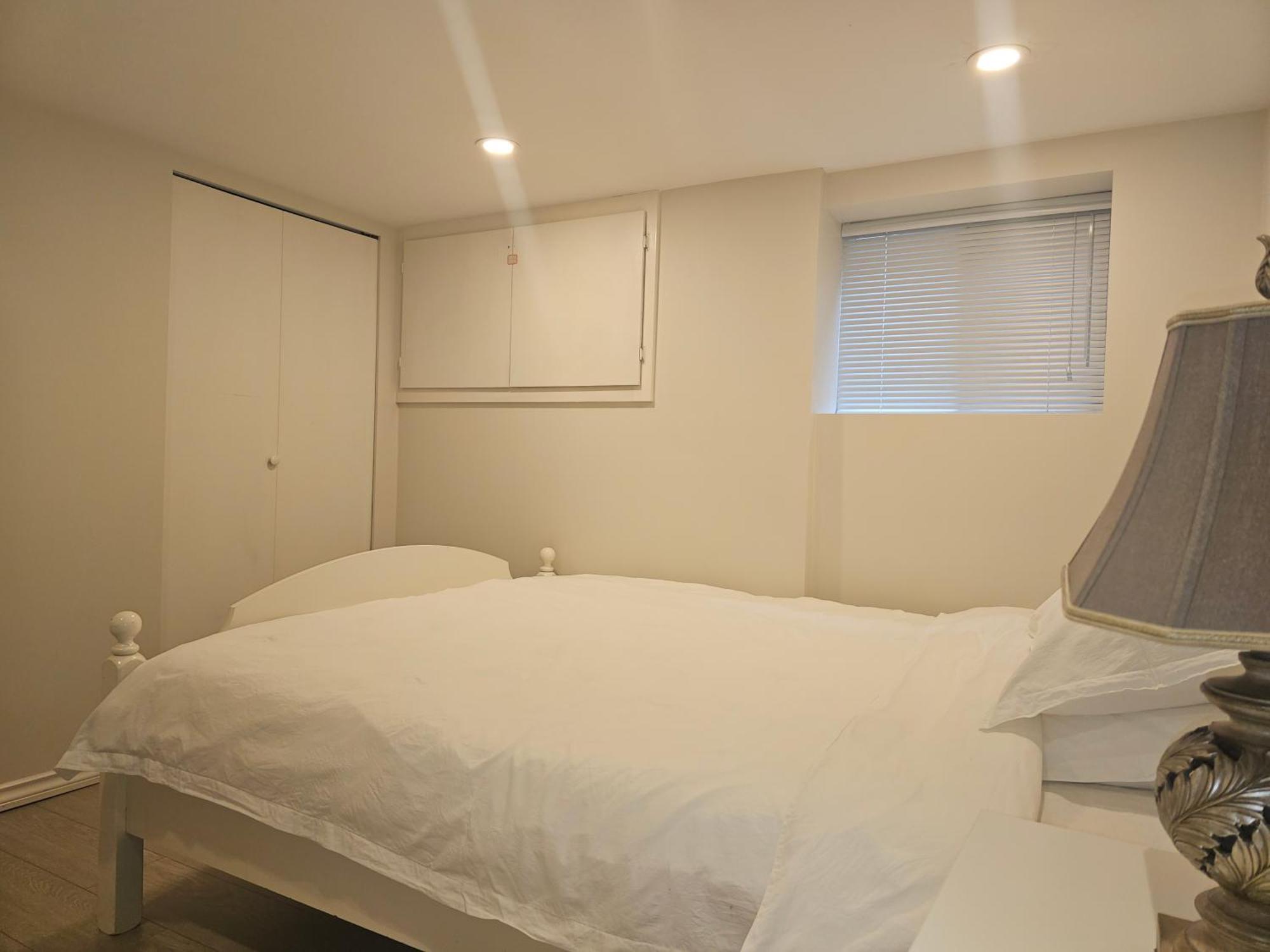 Zimmer mit Queensize-Bett und Gemeinschaftsbad