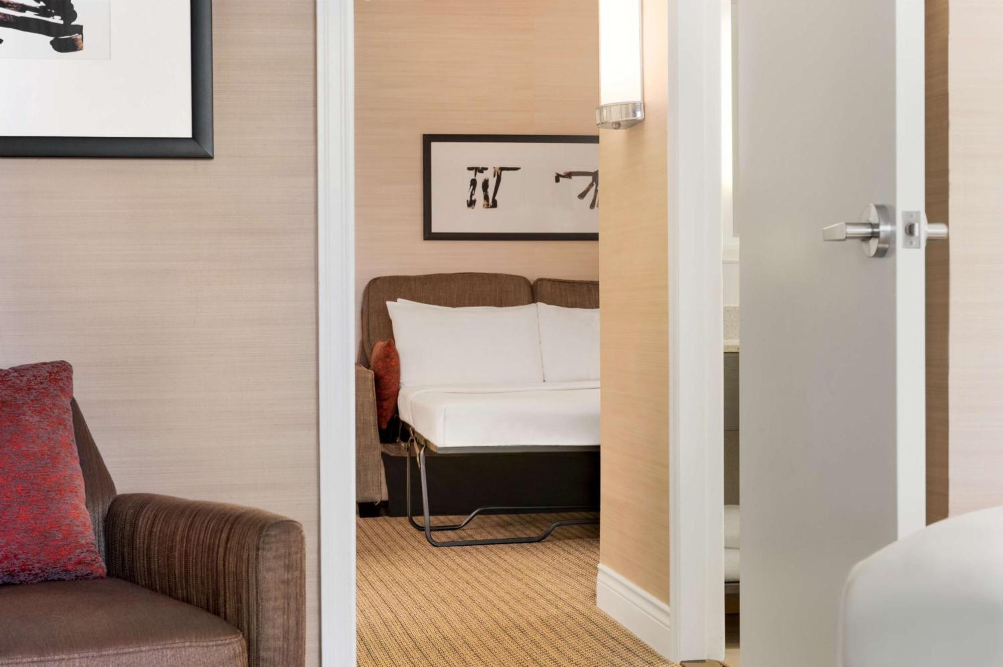 Queen Room with Roll-In Shower - Mobility/Hearing Accessible