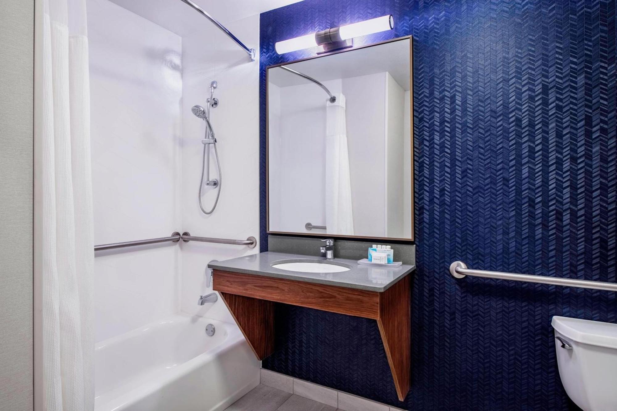King Room Bathtub Mobility Access or Hearing Accessible