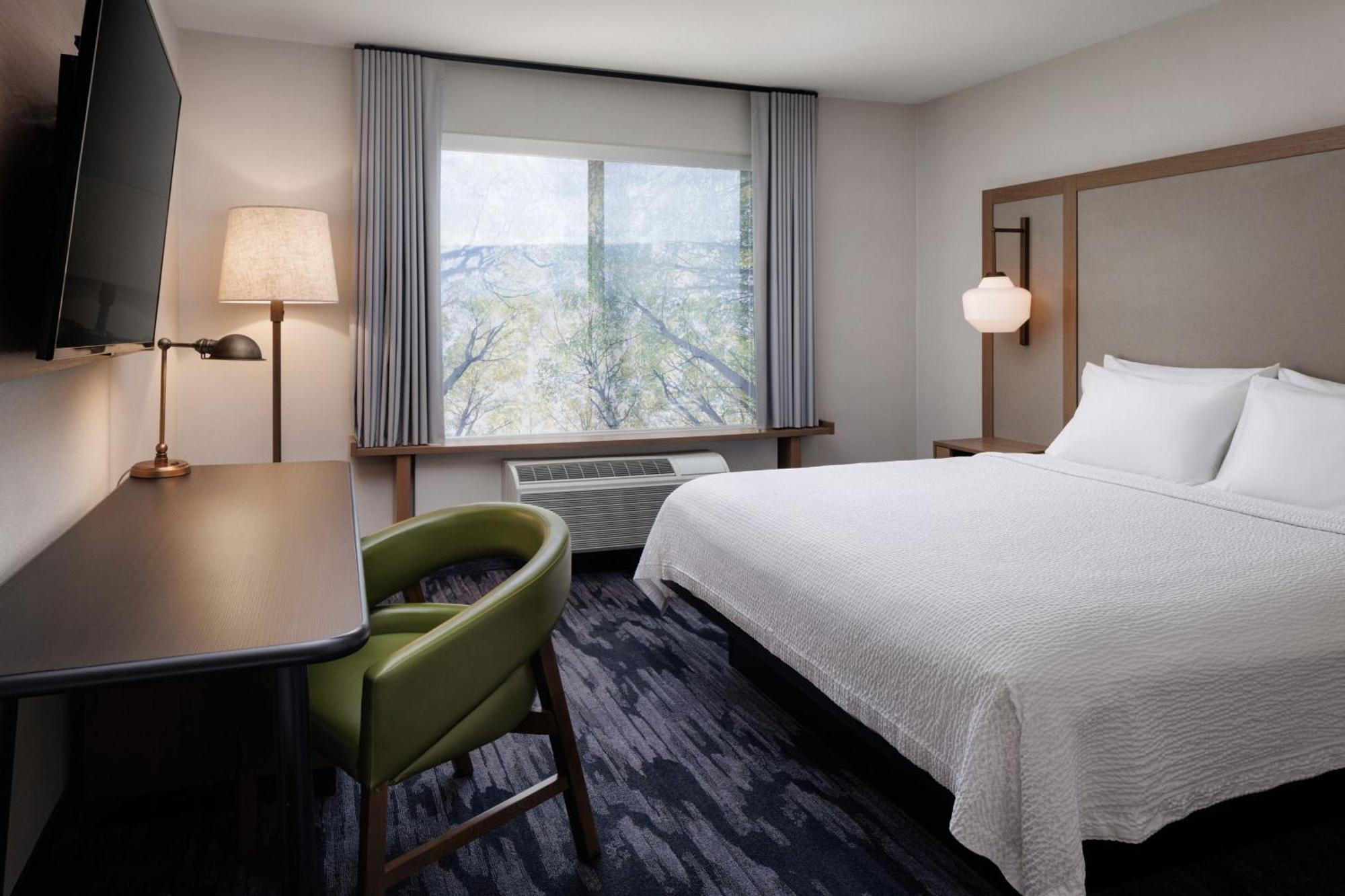 King Room Bathtub Mobility Access or Hearing Accessible