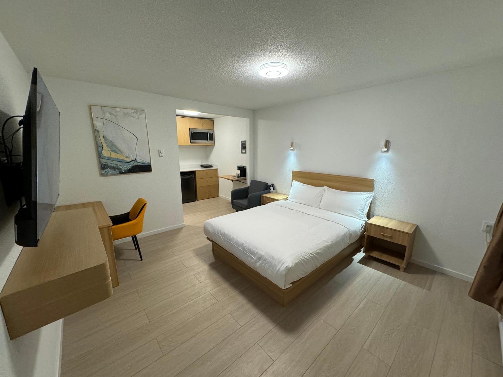 Deluxe Queen Room