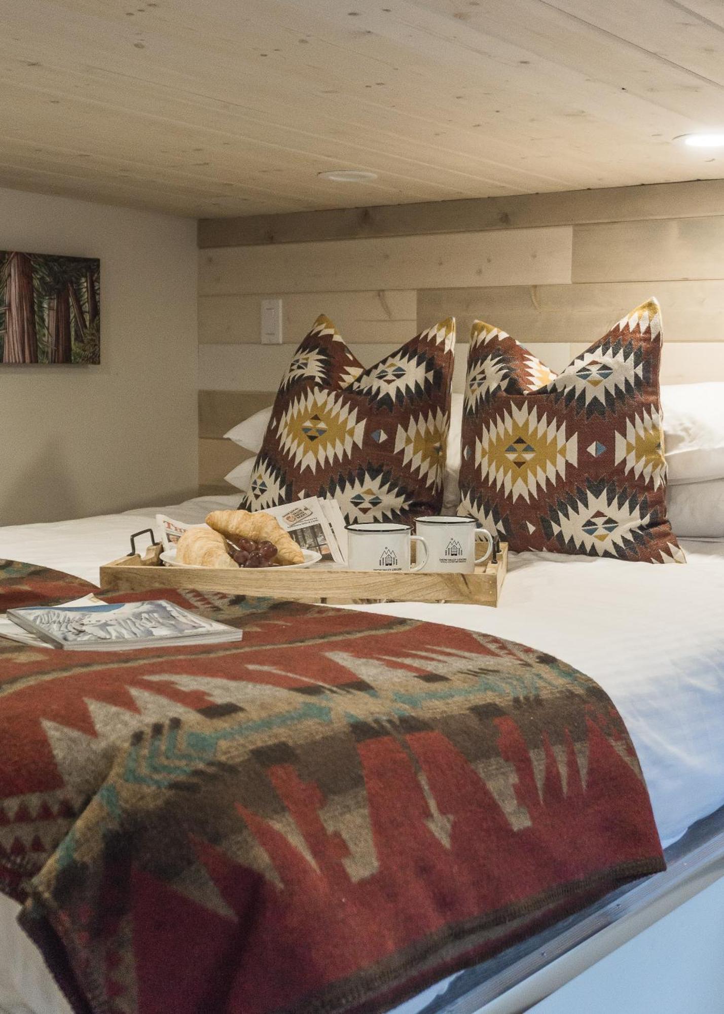 Queen Loft Cabin with Full Kitchen - Non-Dog Friendly.