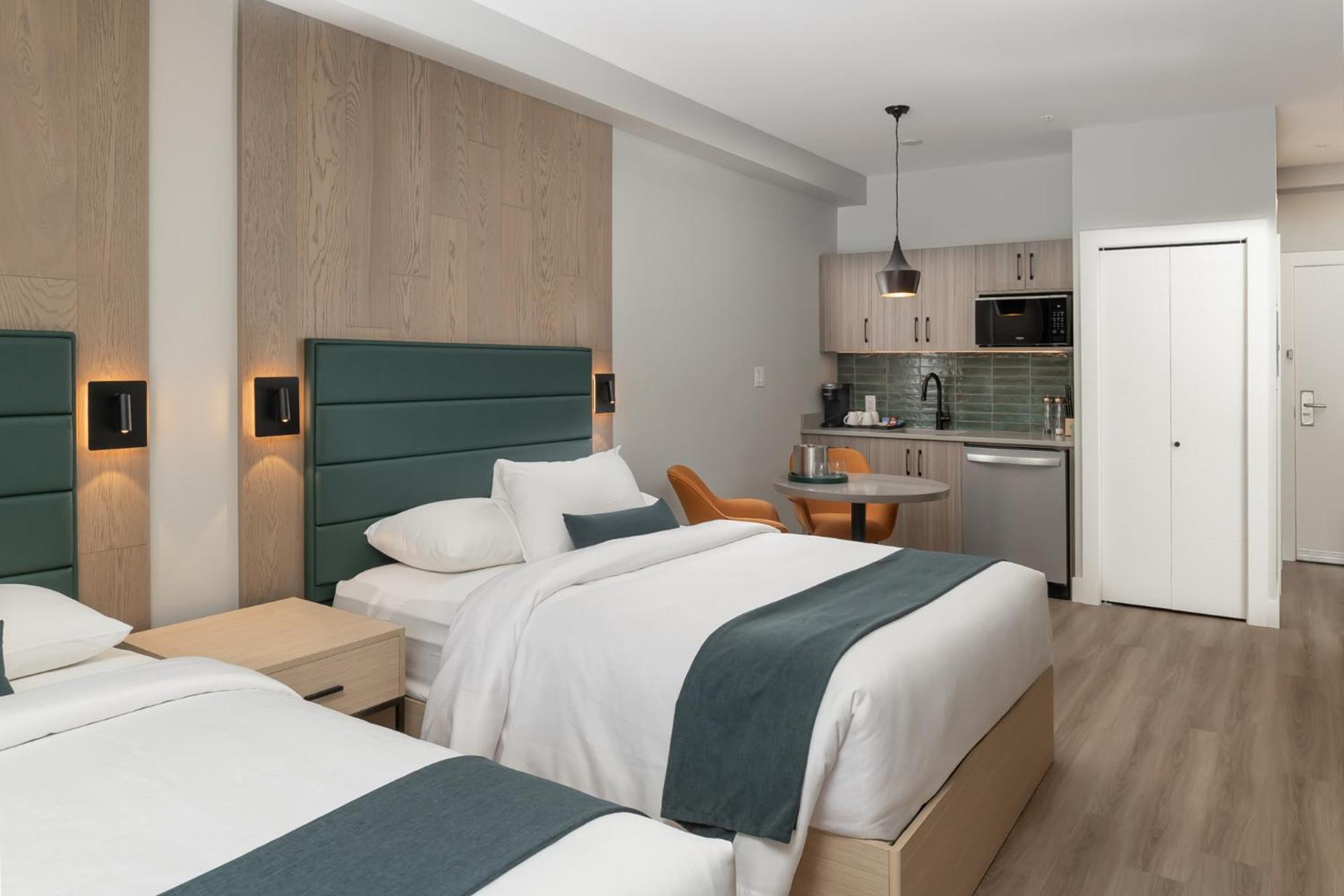 Queen Room Two Queen Beds Mountain View