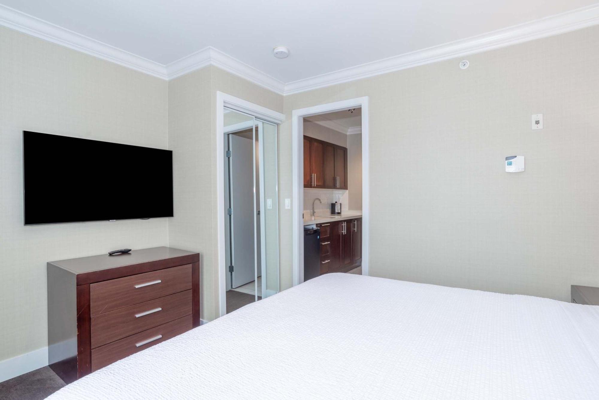 Standard Suite, 1 King Bed, Kitchenette
