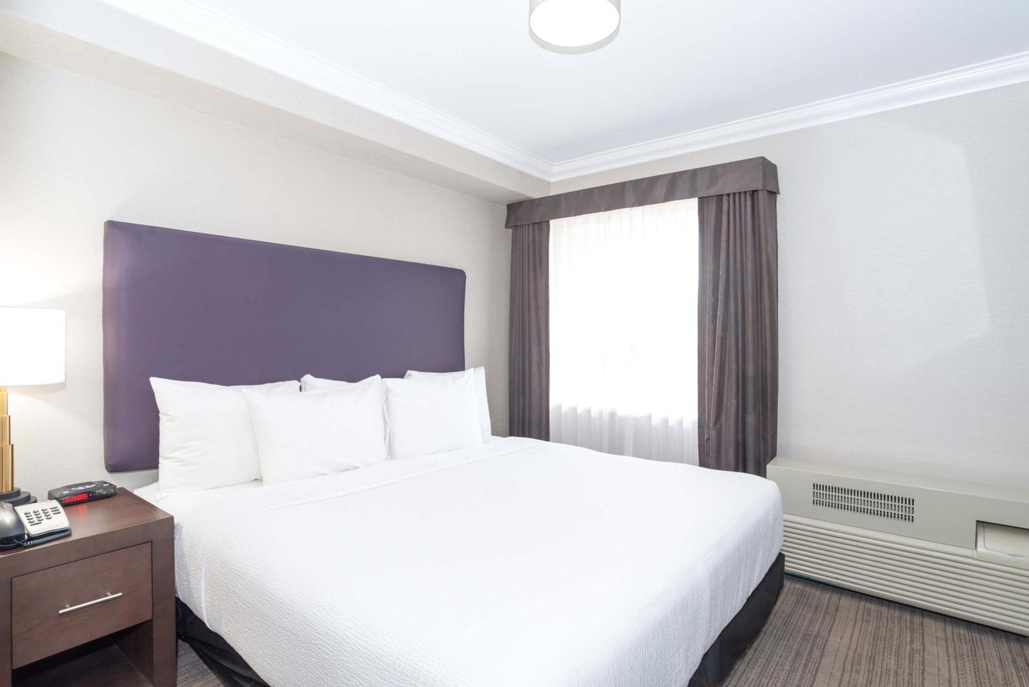 Premium Suite, 1 King, Kitchen, W/D, Balcony