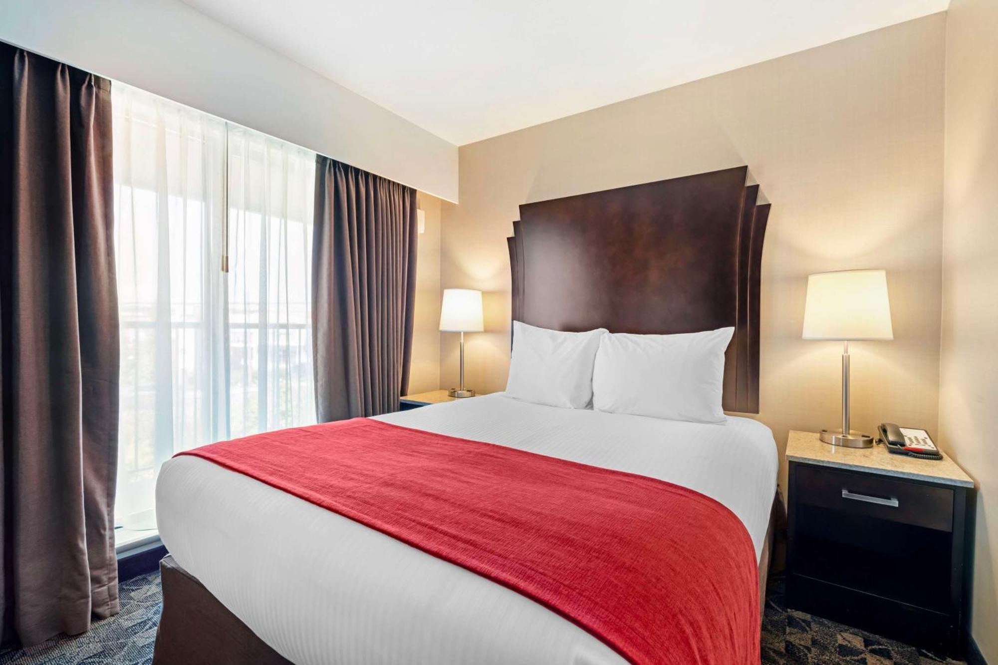 One-Bedroom Queen Suite Two Queen Beds Sofa Bed Balcony