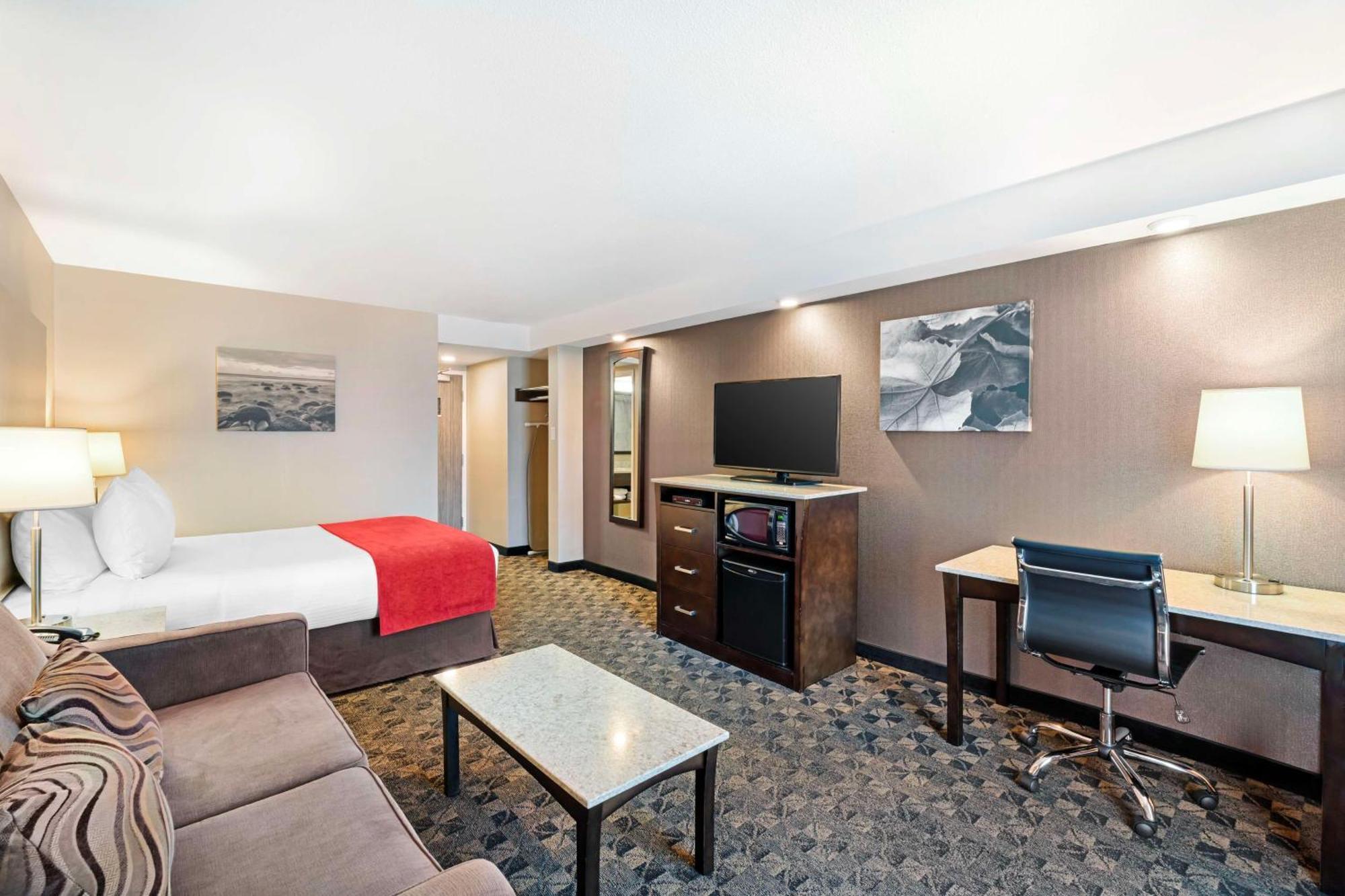 One-Bedroom Queen Suite Two Queen Beds Sofa Bed Balcony