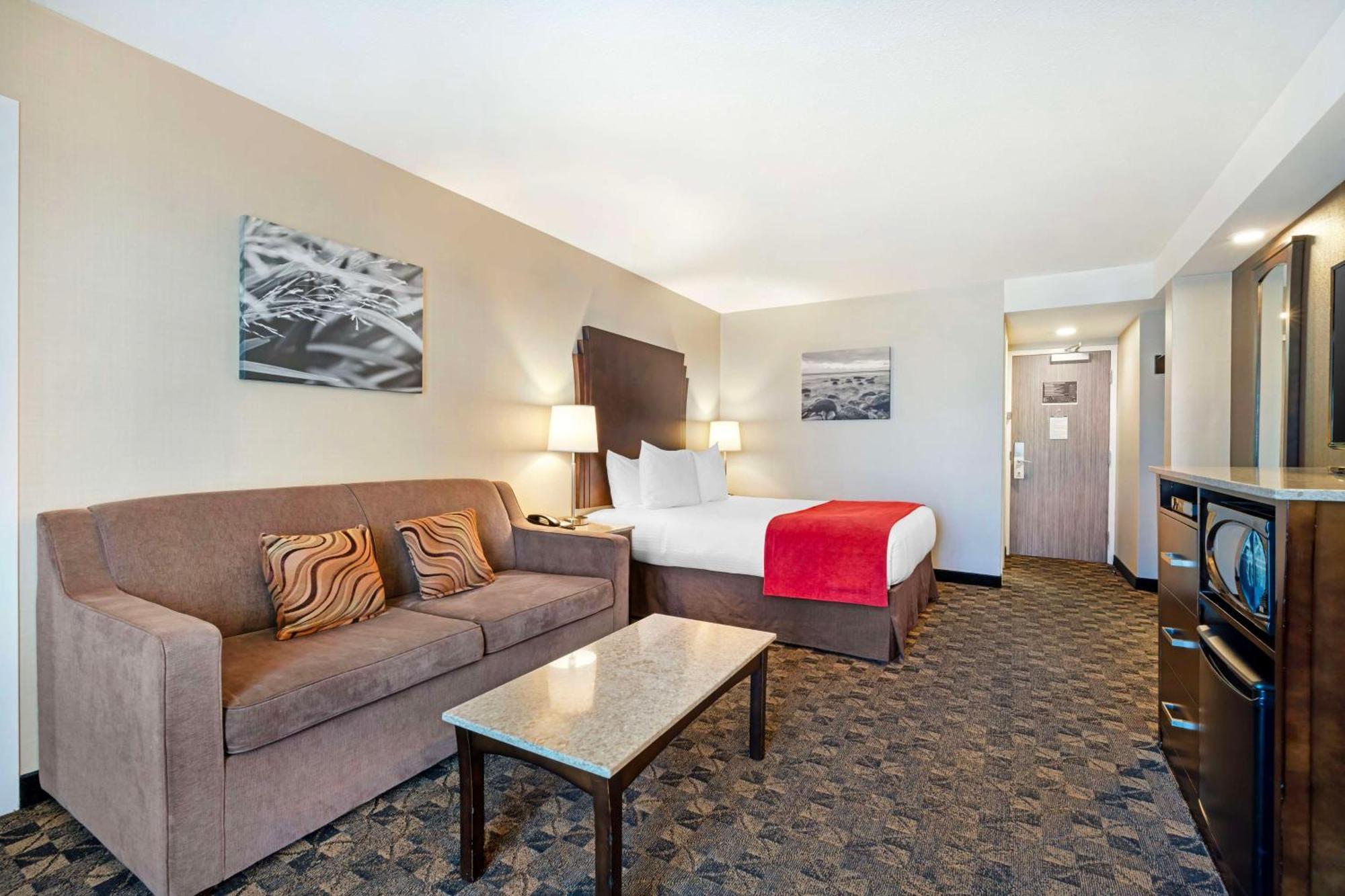 One-Bedroom Queen Suite Two Queen Beds Sofa Bed Balcony