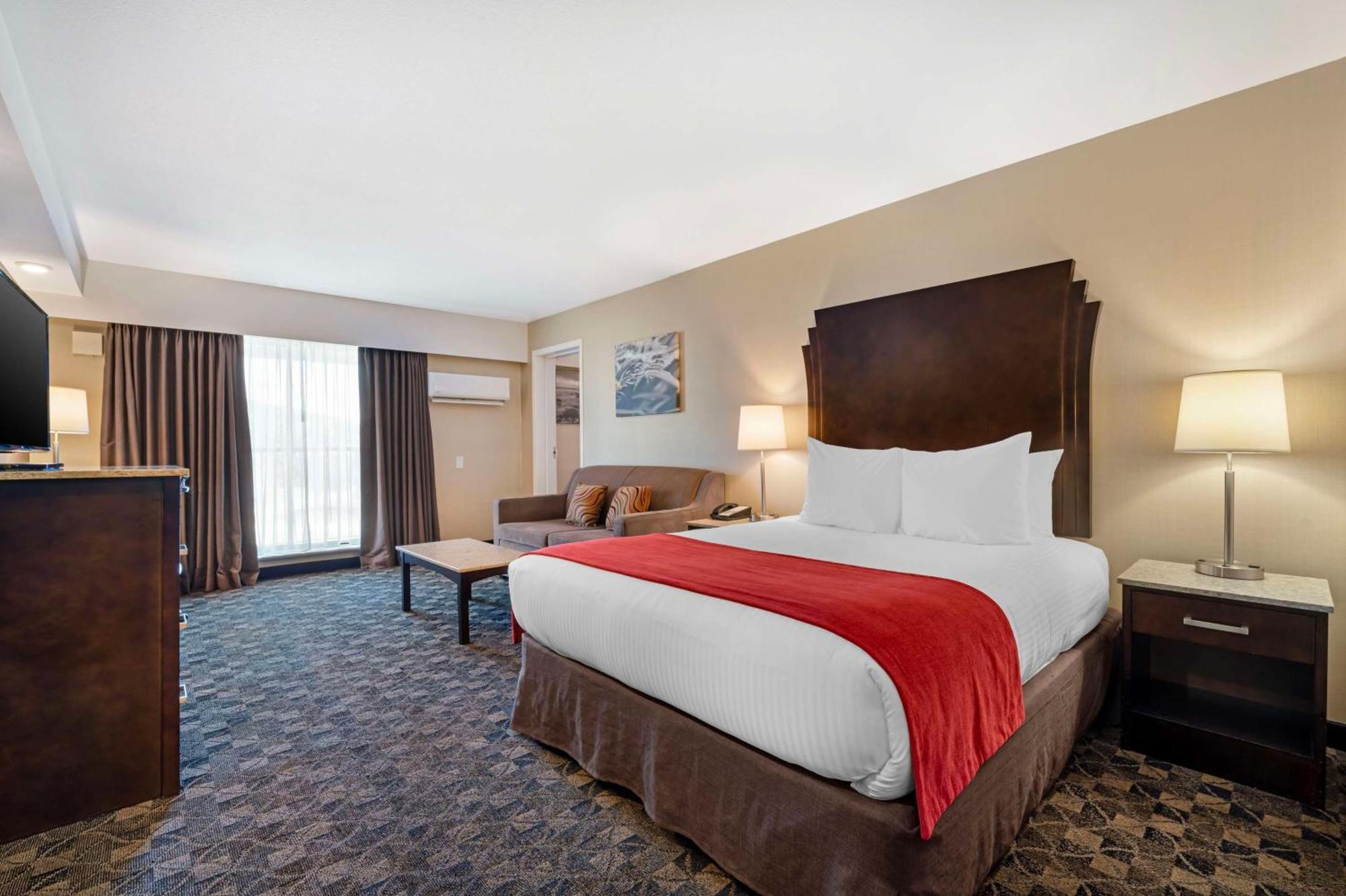 One-Bedroom Queen Suite Two Queen Beds Sofa Bed Balcony