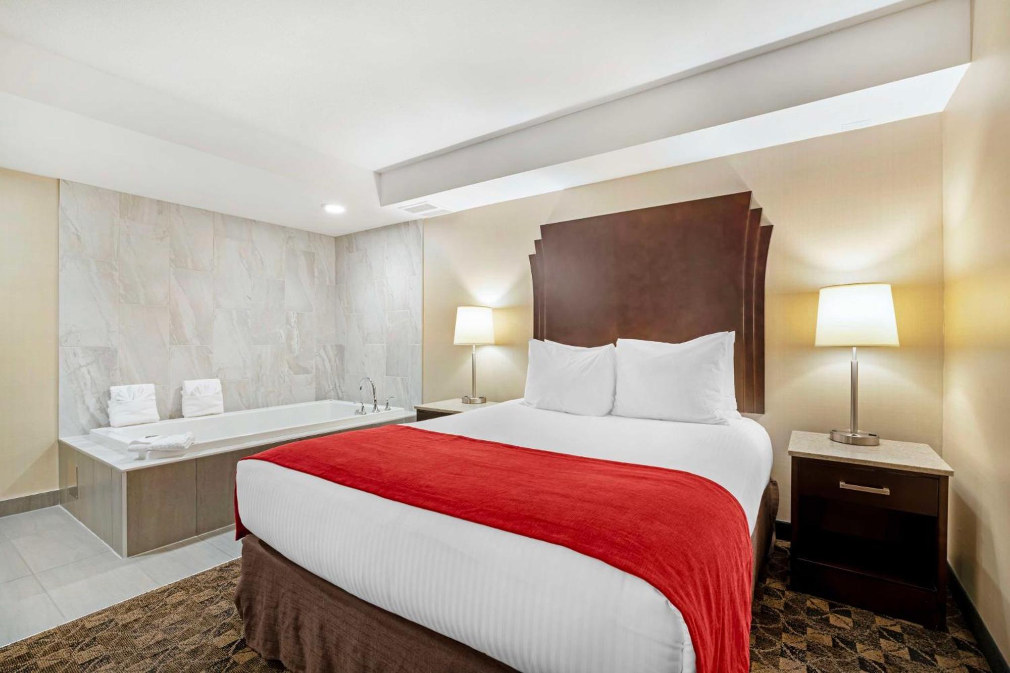 One-Bedroom Queen Suite Two Queen Beds Sofa Bed Jetted Tub Non-Smoking