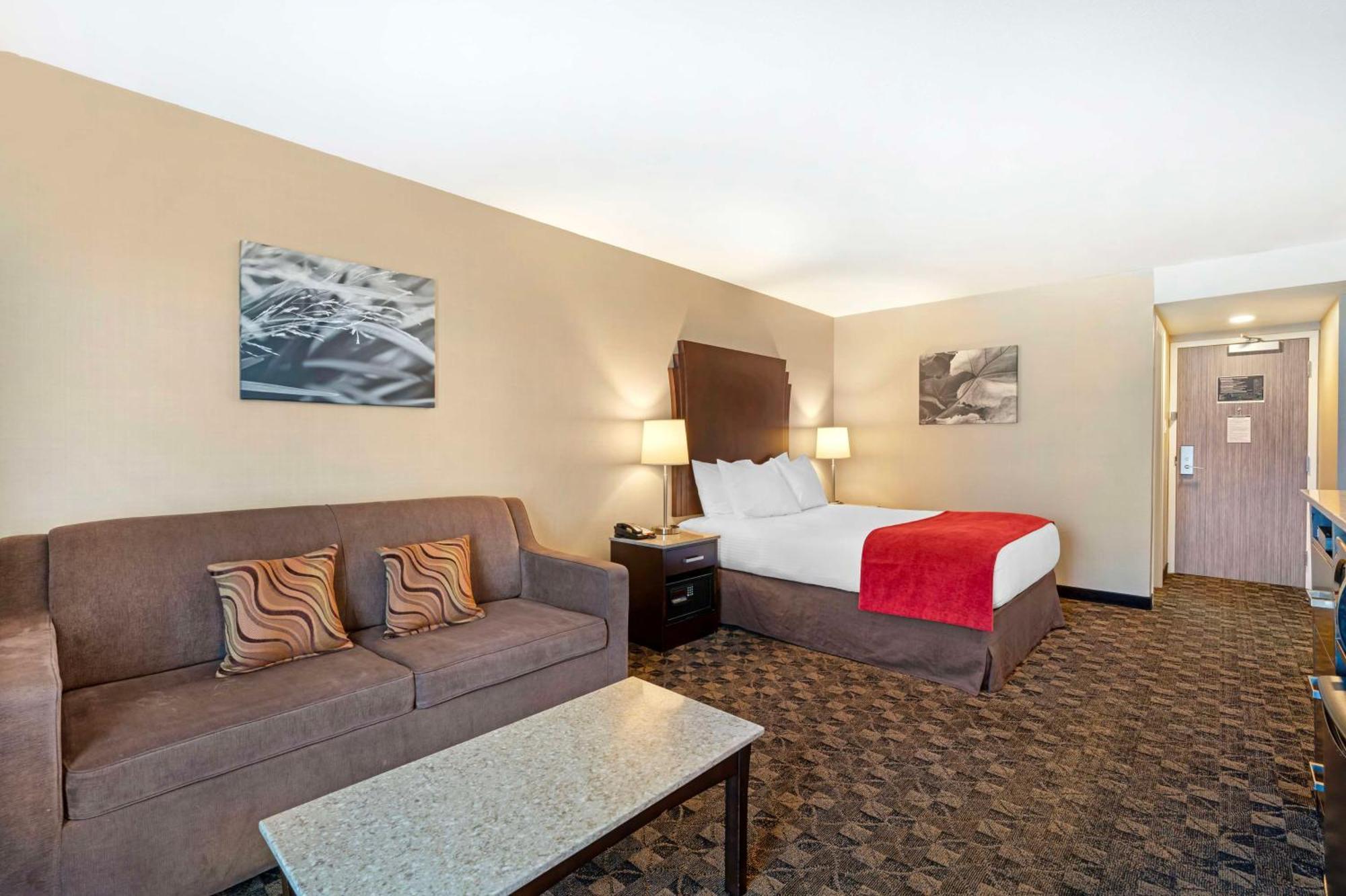 One-Bedroom Queen Suite Two Queen Beds Sofa Bed Jetted Tub Non-Smoking