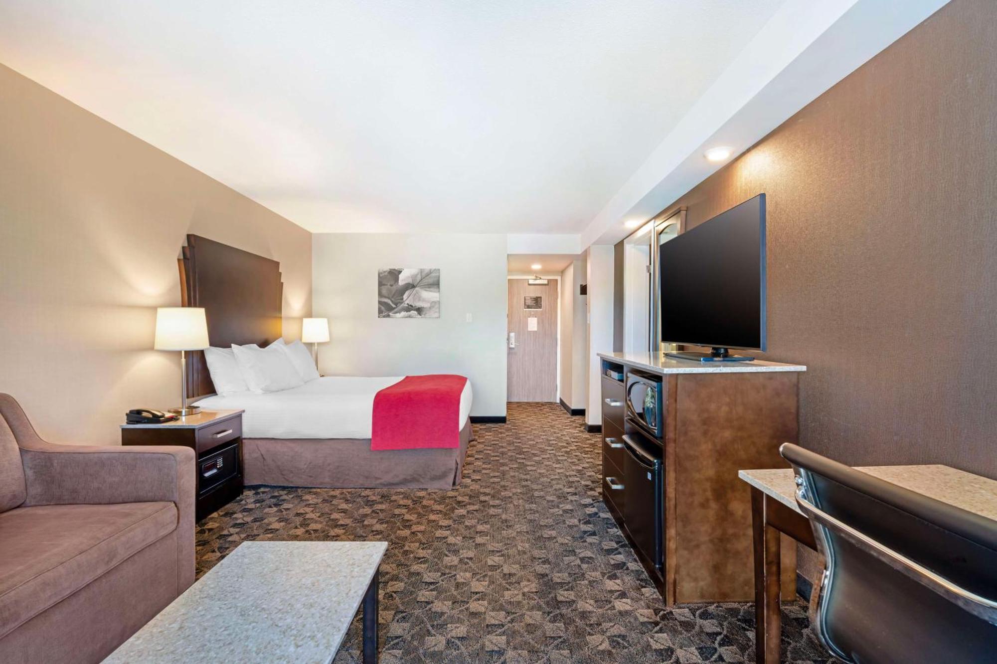 One-Bedroom Queen Suite Two Queen Beds Sofa Bed Jetted Tub Non-Smoking