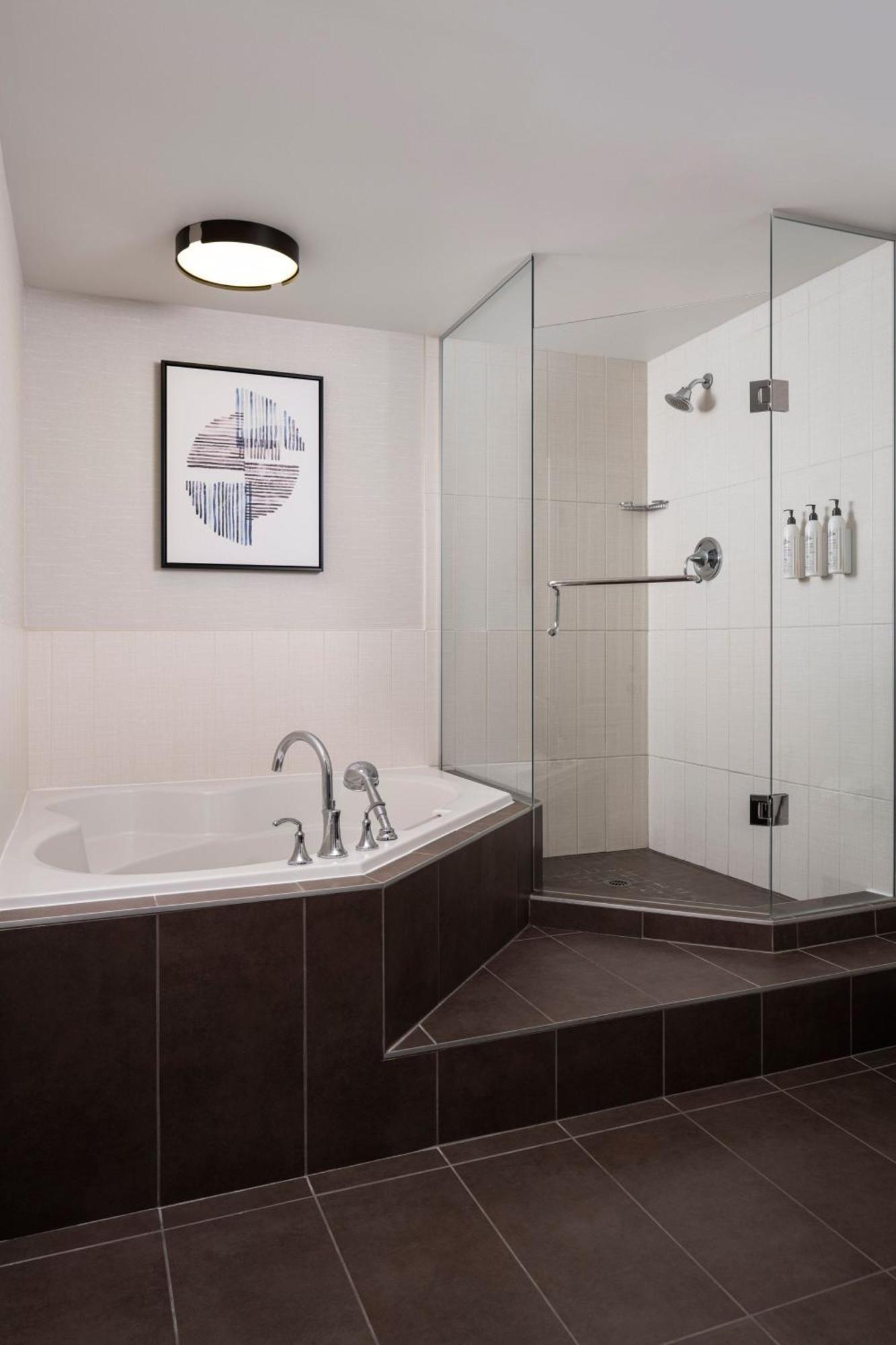 Three-Bedroom Residence with Lakeview and Whirlpool