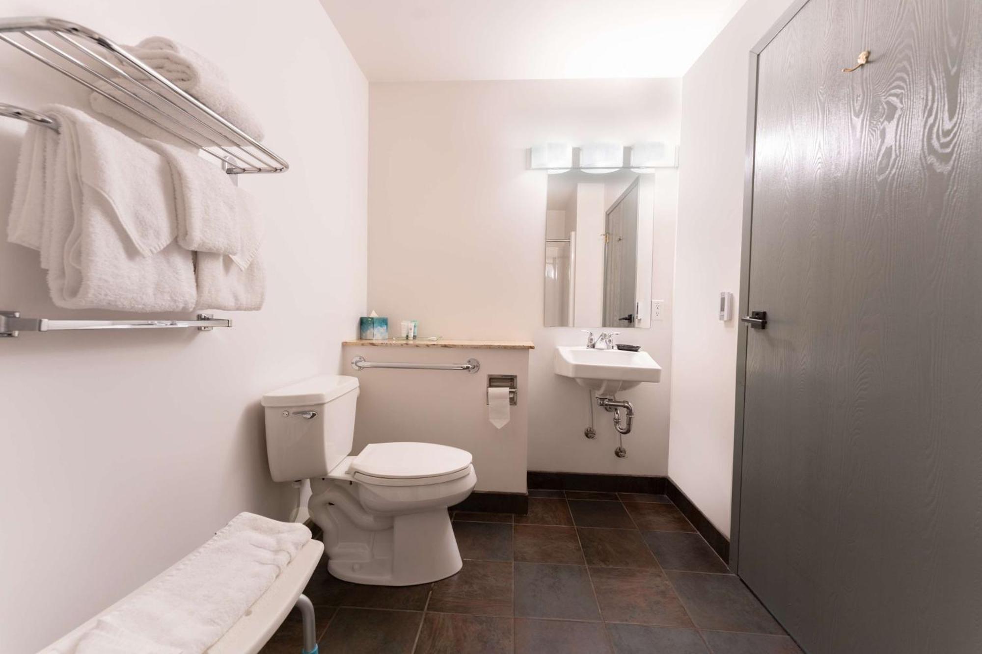 Queen Room with Roll-In Shower - Disability Access
