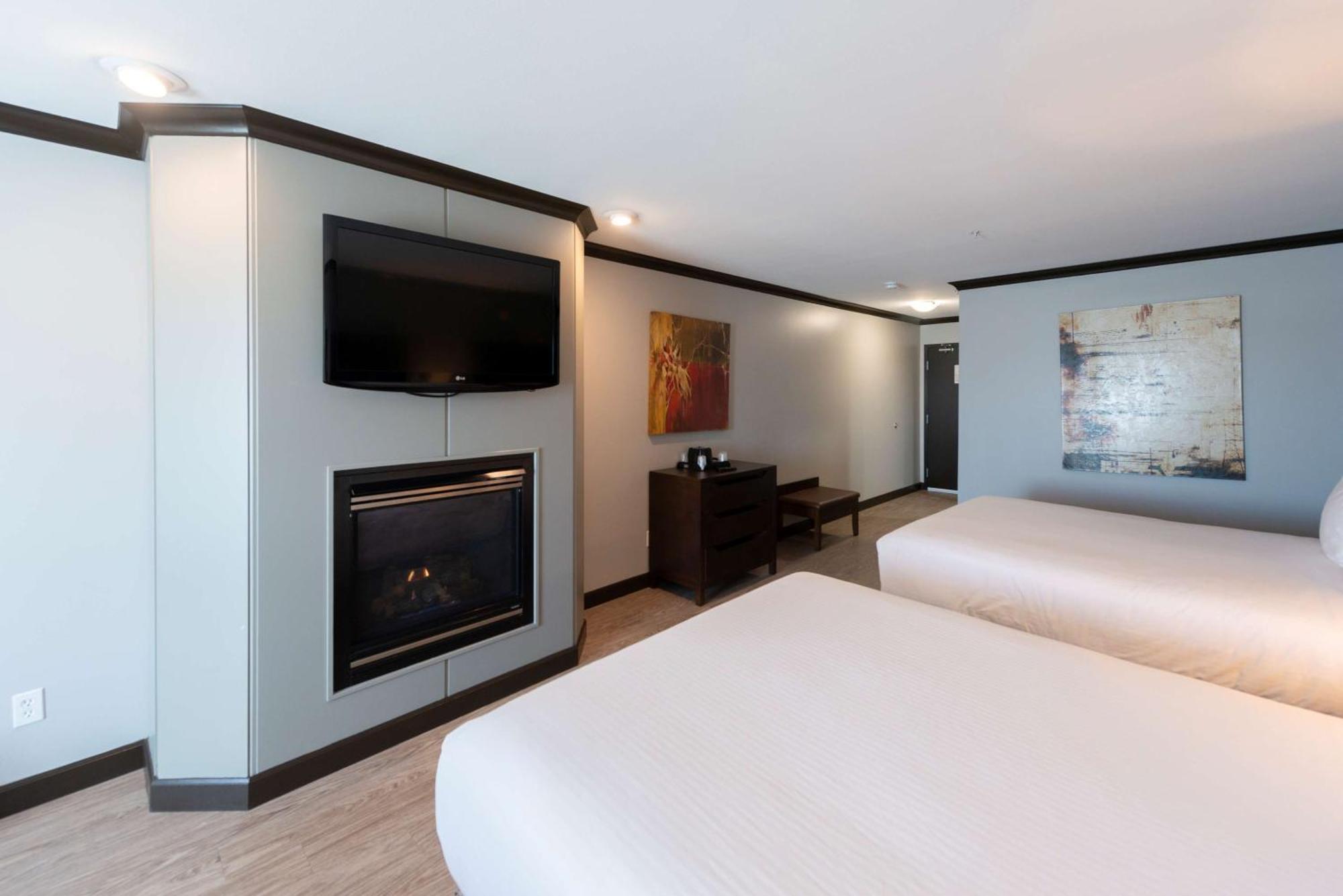 Queen Suite with Three Queen Beds