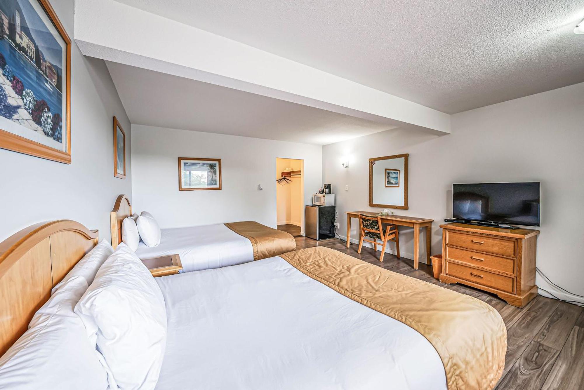 Standard Queen Room Two Queen Beds