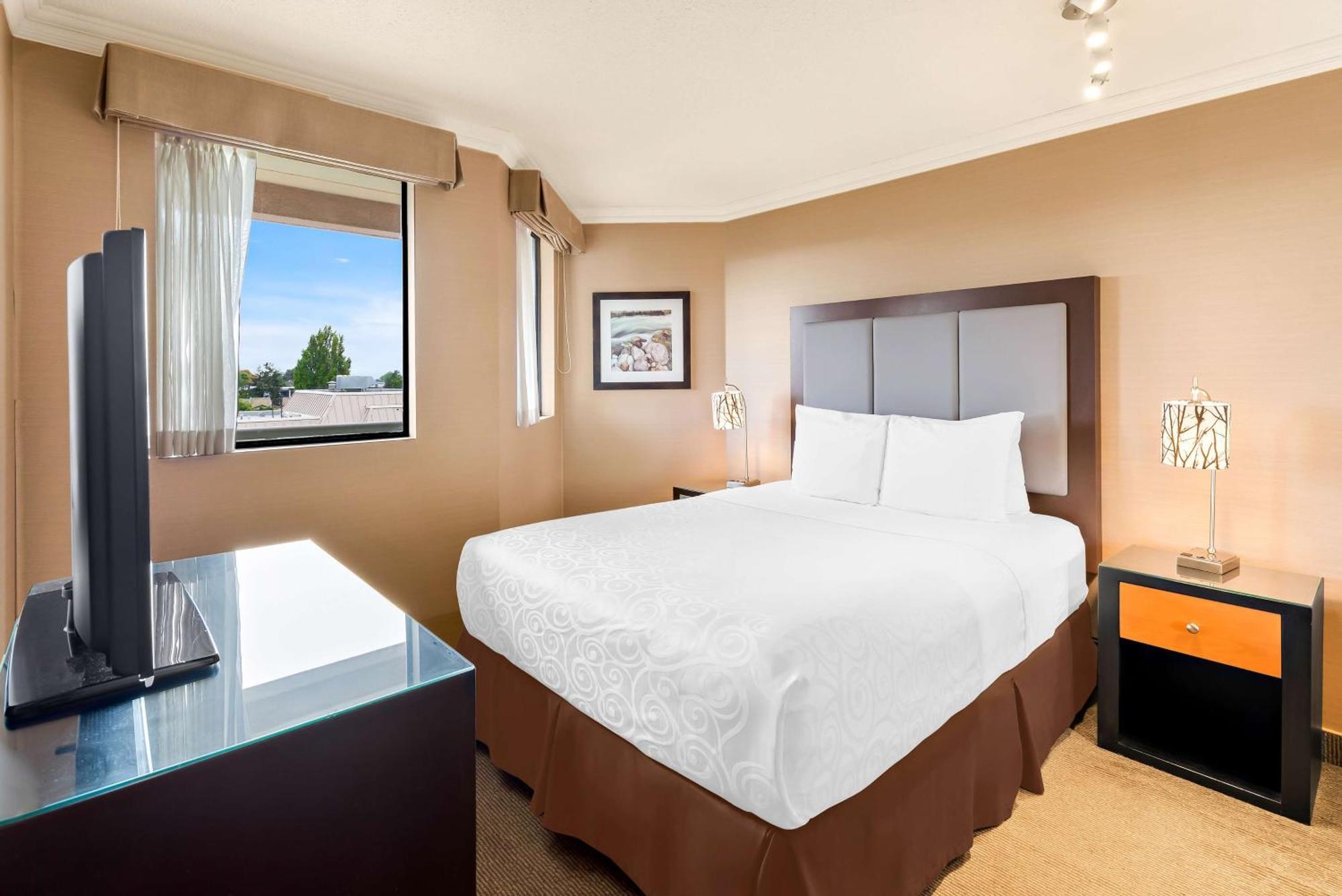 Deluxe One-Bedroom Queen Suite Kitchenette Non smoking