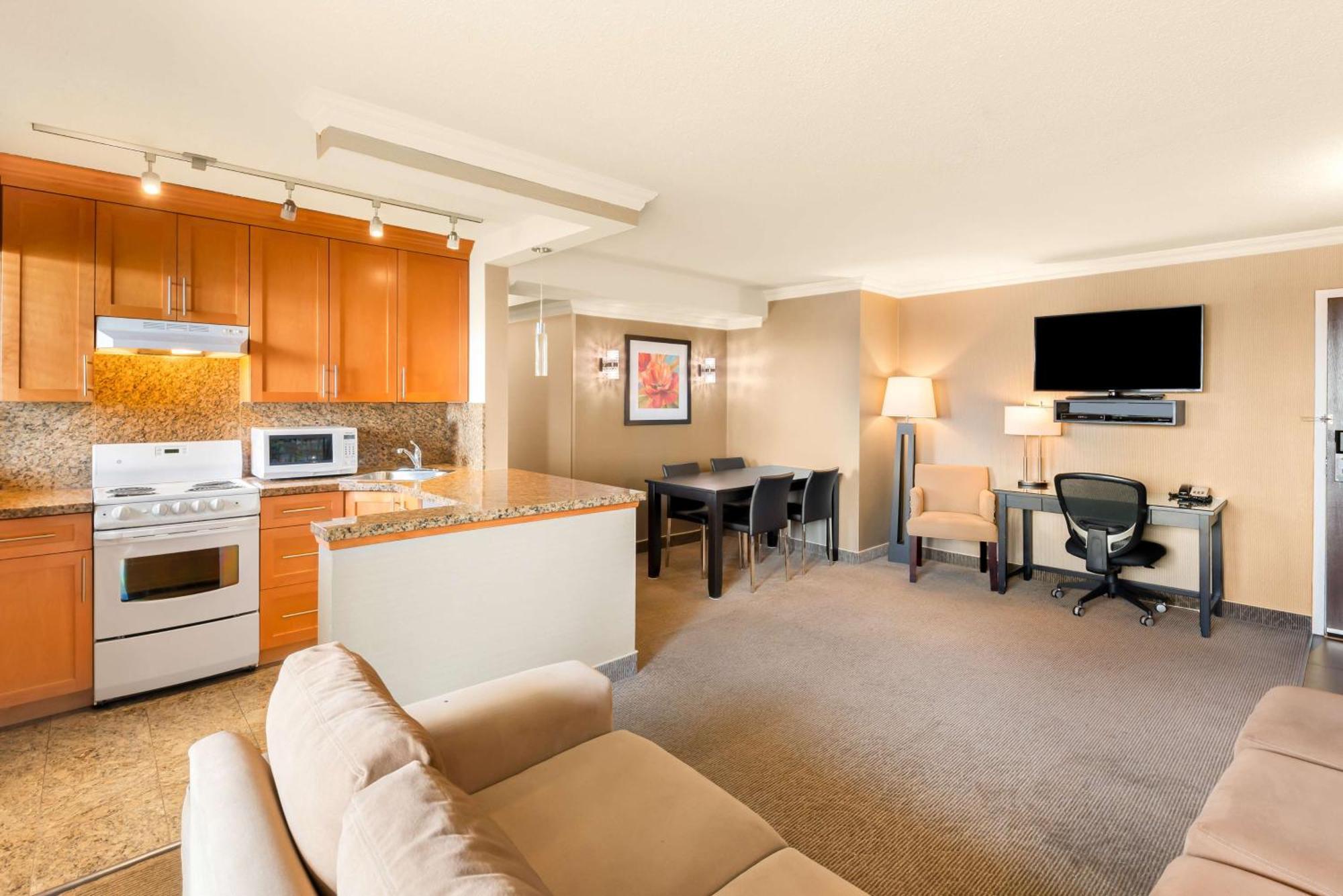 Deluxe One-Bedroom Queen Suite Kitchenette Non smoking