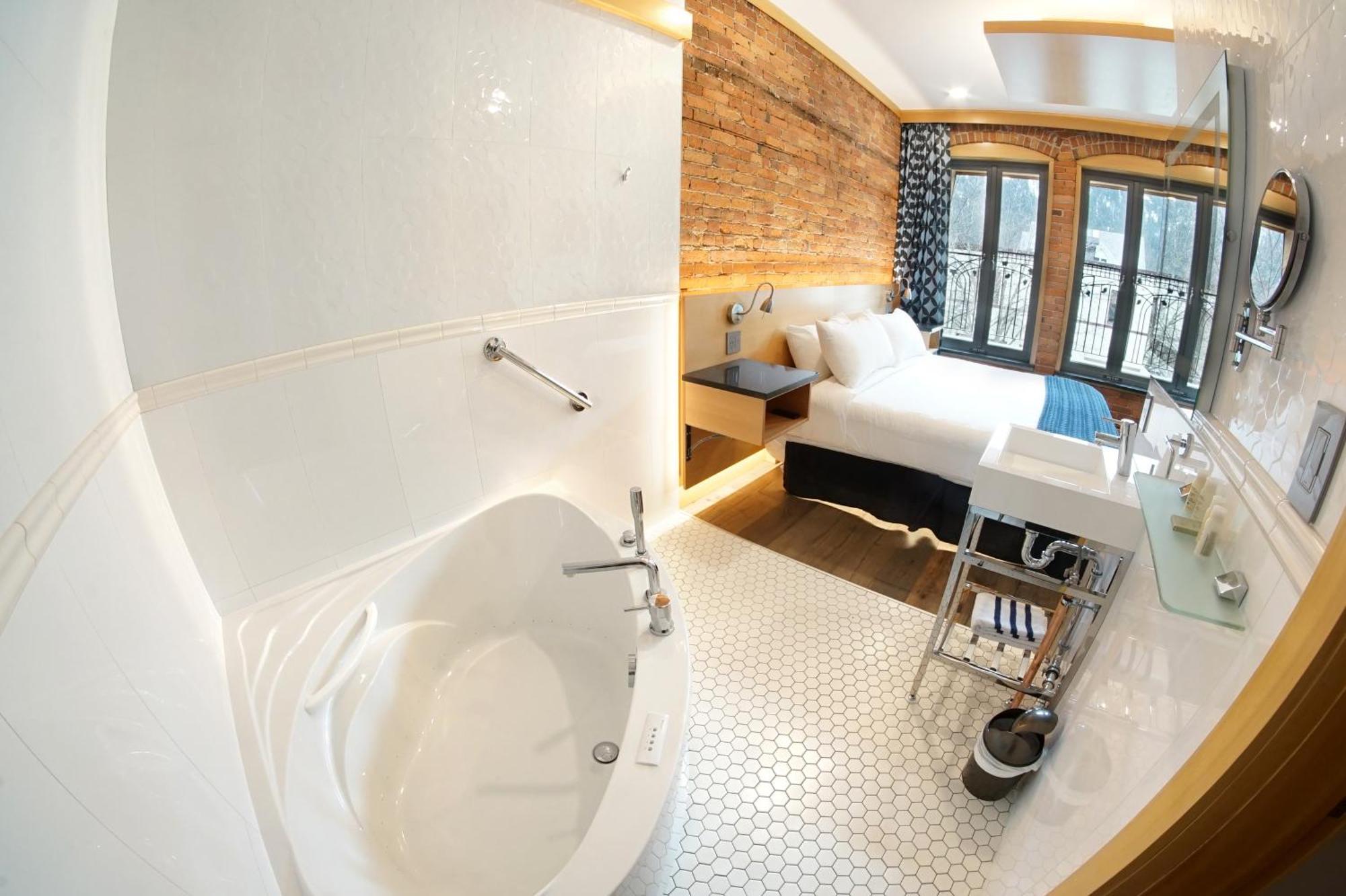 Deluxe King Suite