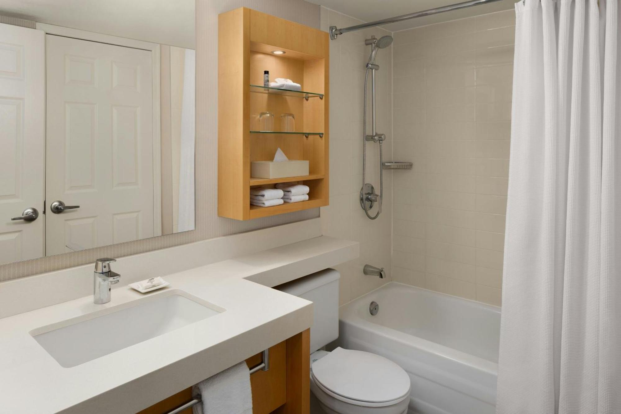 2 Bedroom Suite Kitchen Fireplace Balcony,1635080727:JPEG