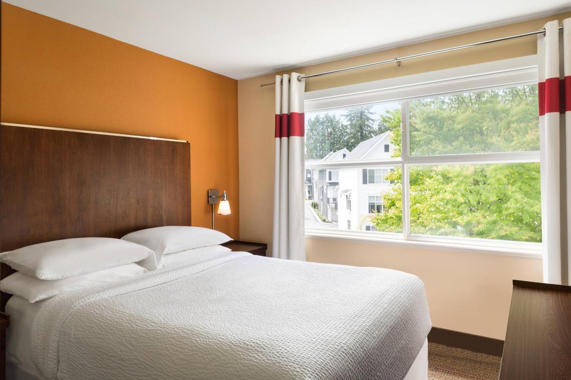One-Bedroom Queen Suite