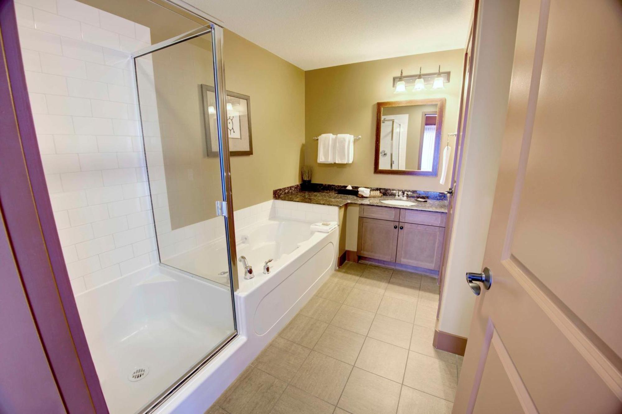 One-Bedroom Apartment with Two Queen Beds and Pullout Bed,1283058964:JPEG