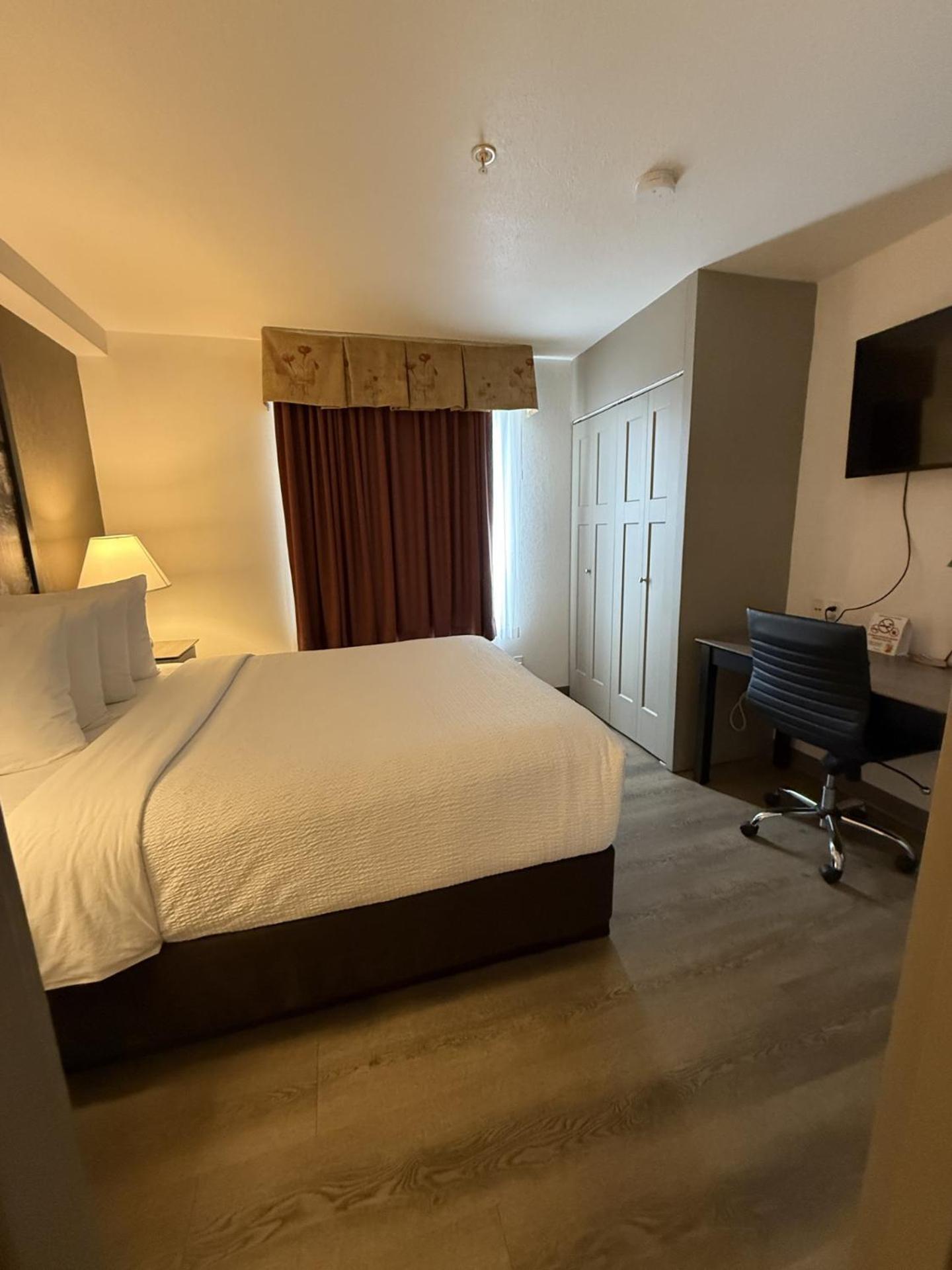 One-Bedroom Queen Suite - Non-Smoking