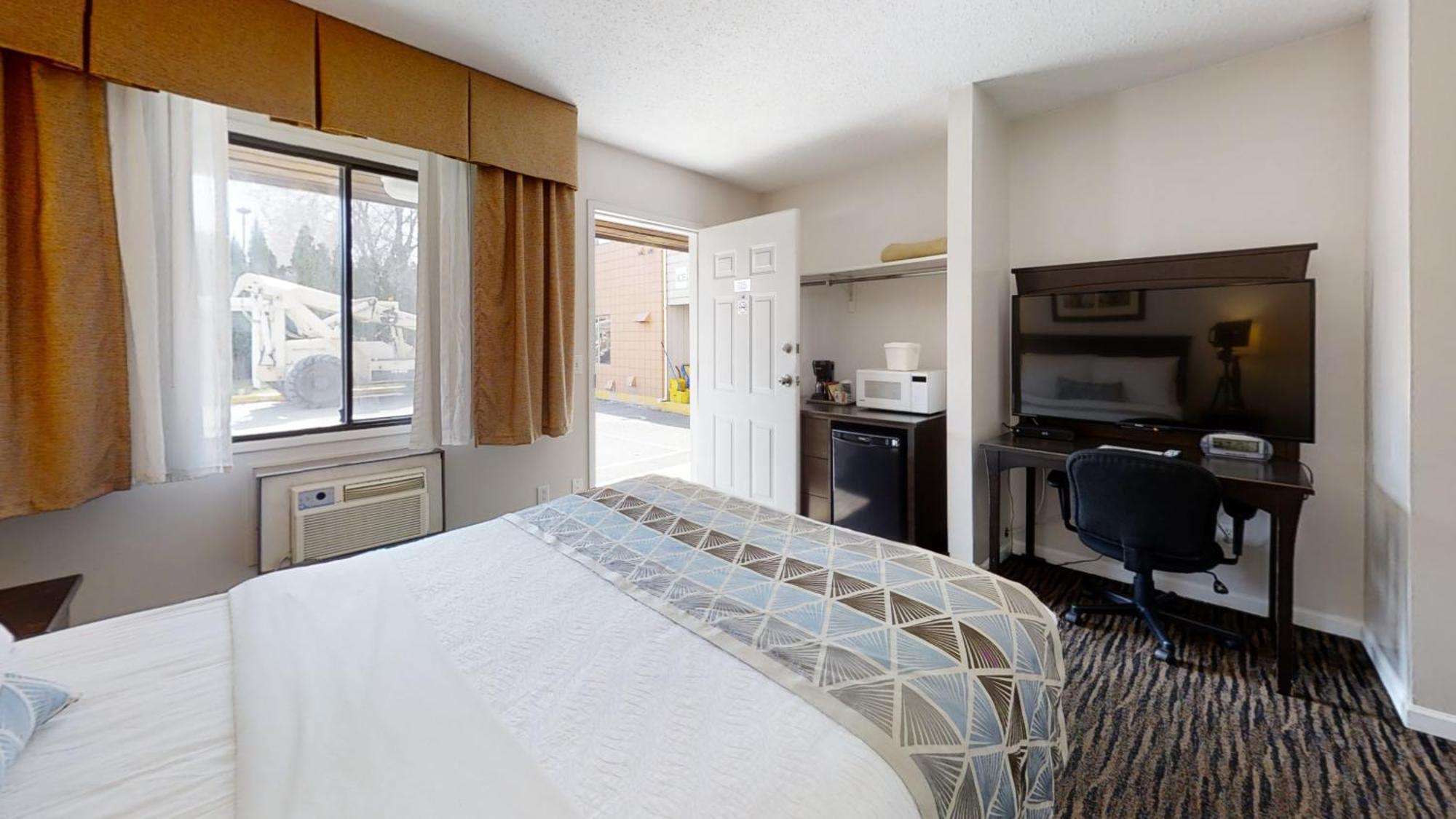 Standard Room, 1 Queen Bed (Non-Pet Friendly)