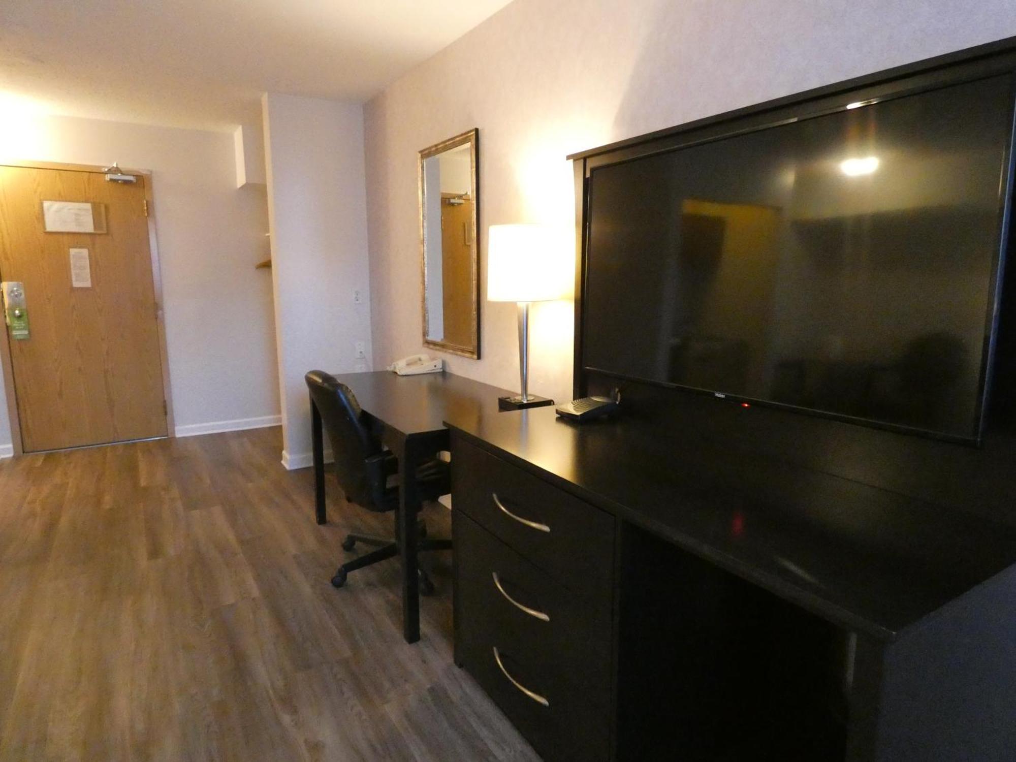 Standard 1 Queen Kitchenette Pet Friendly