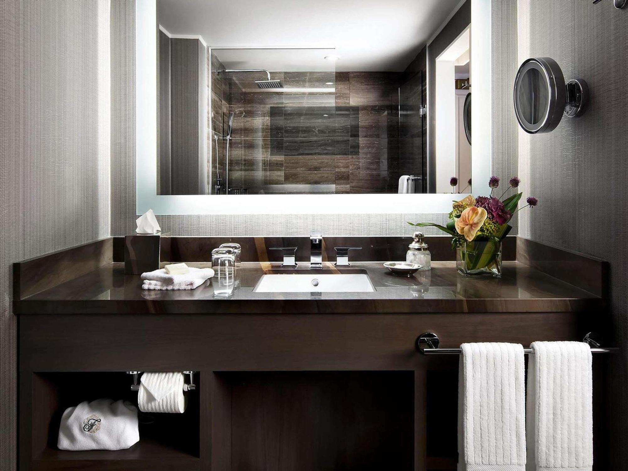 Camera Signature con Letto King-Size e Vista Porto