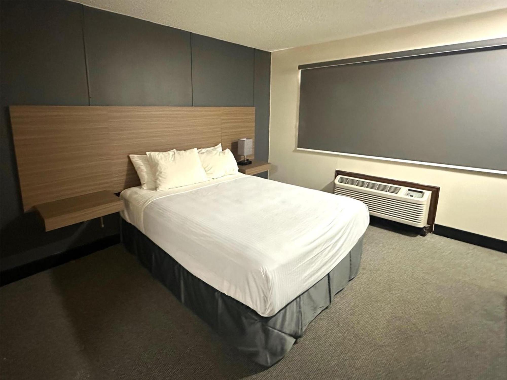 Two-Bedroom Family Suite with Three Queen Beds and Kitchenette - Non-Smoking,1742725507:JPEG