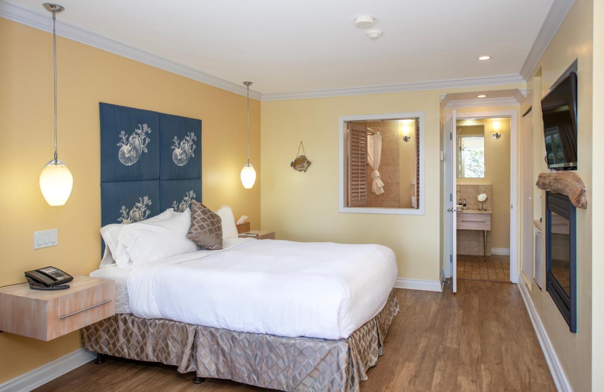 Deluxe Poolside Room