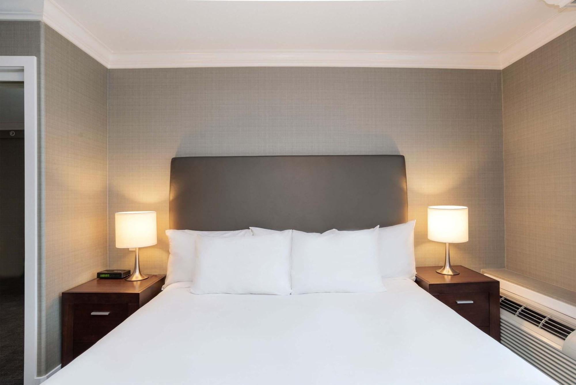 Studio Suite, 1 King Bed, Kitchenette