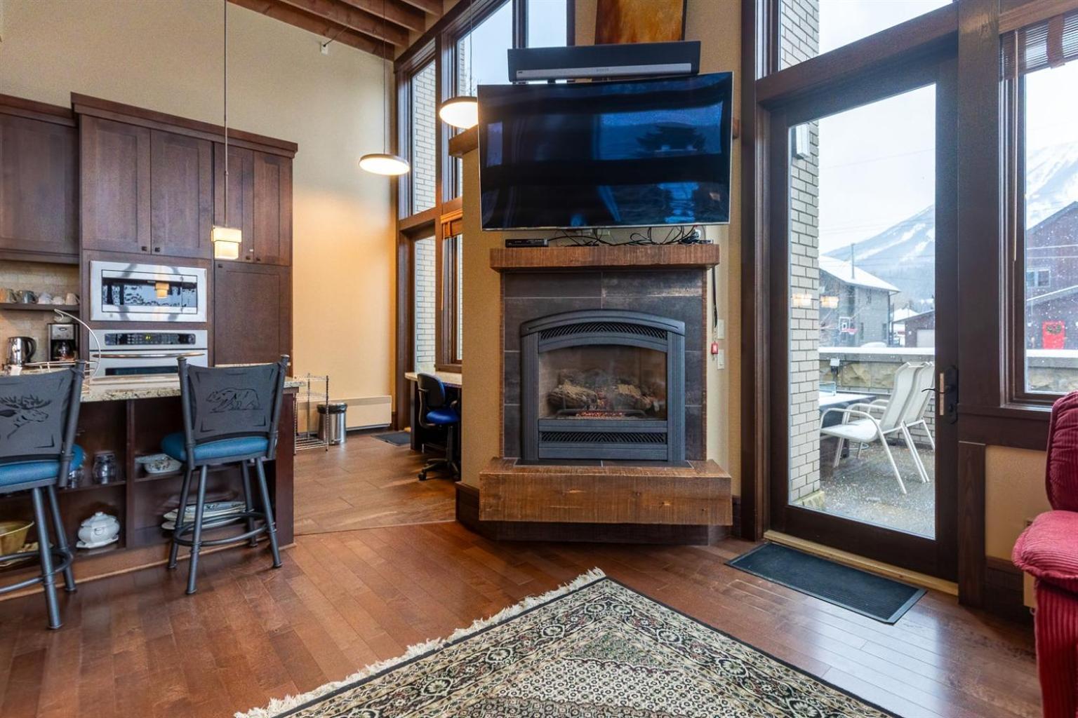 Three-Bedroom Apartment with Mountain View
