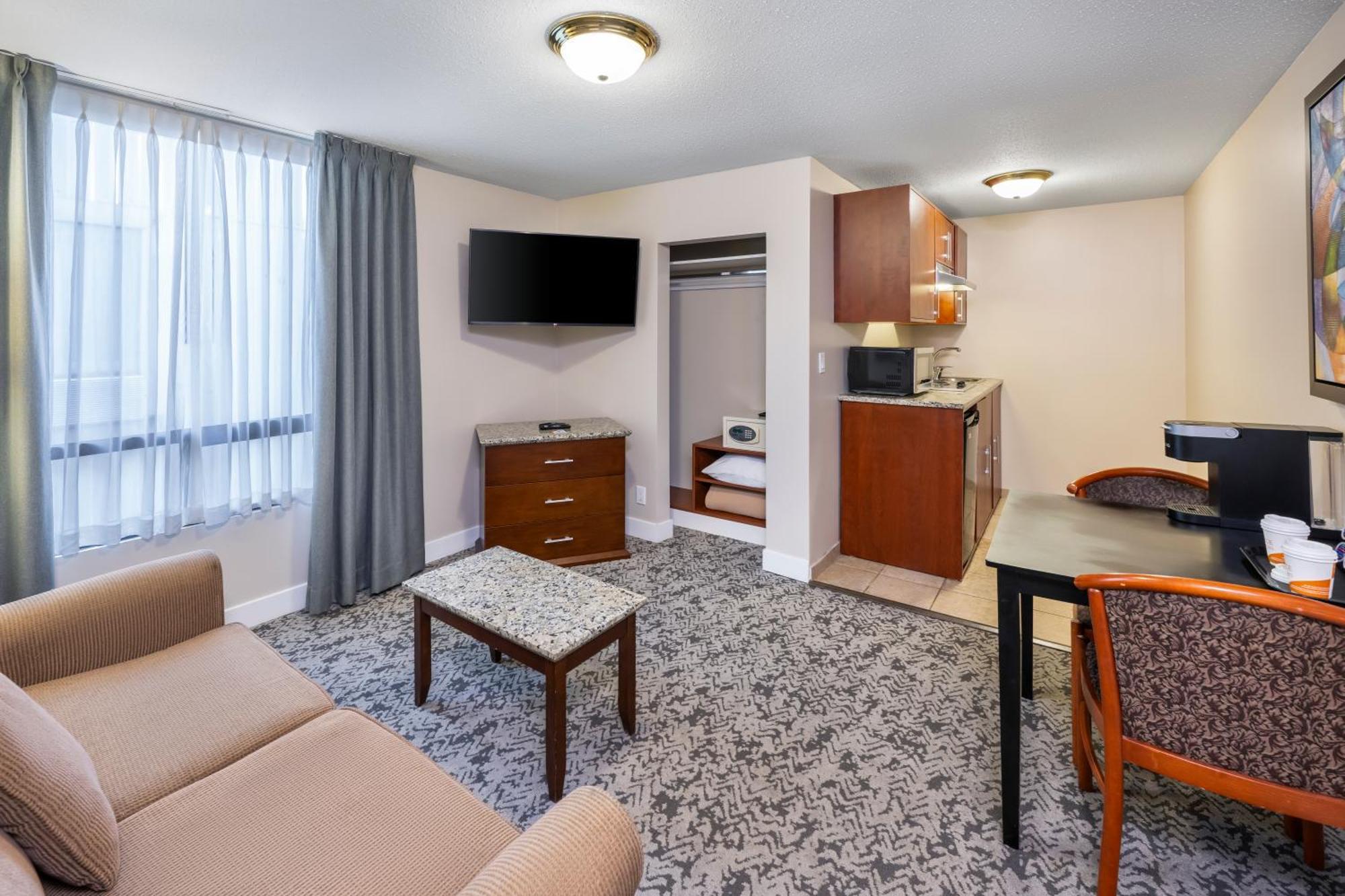 One-Bedroom Queen Suite Non-Smoking,1758283523:JPEG