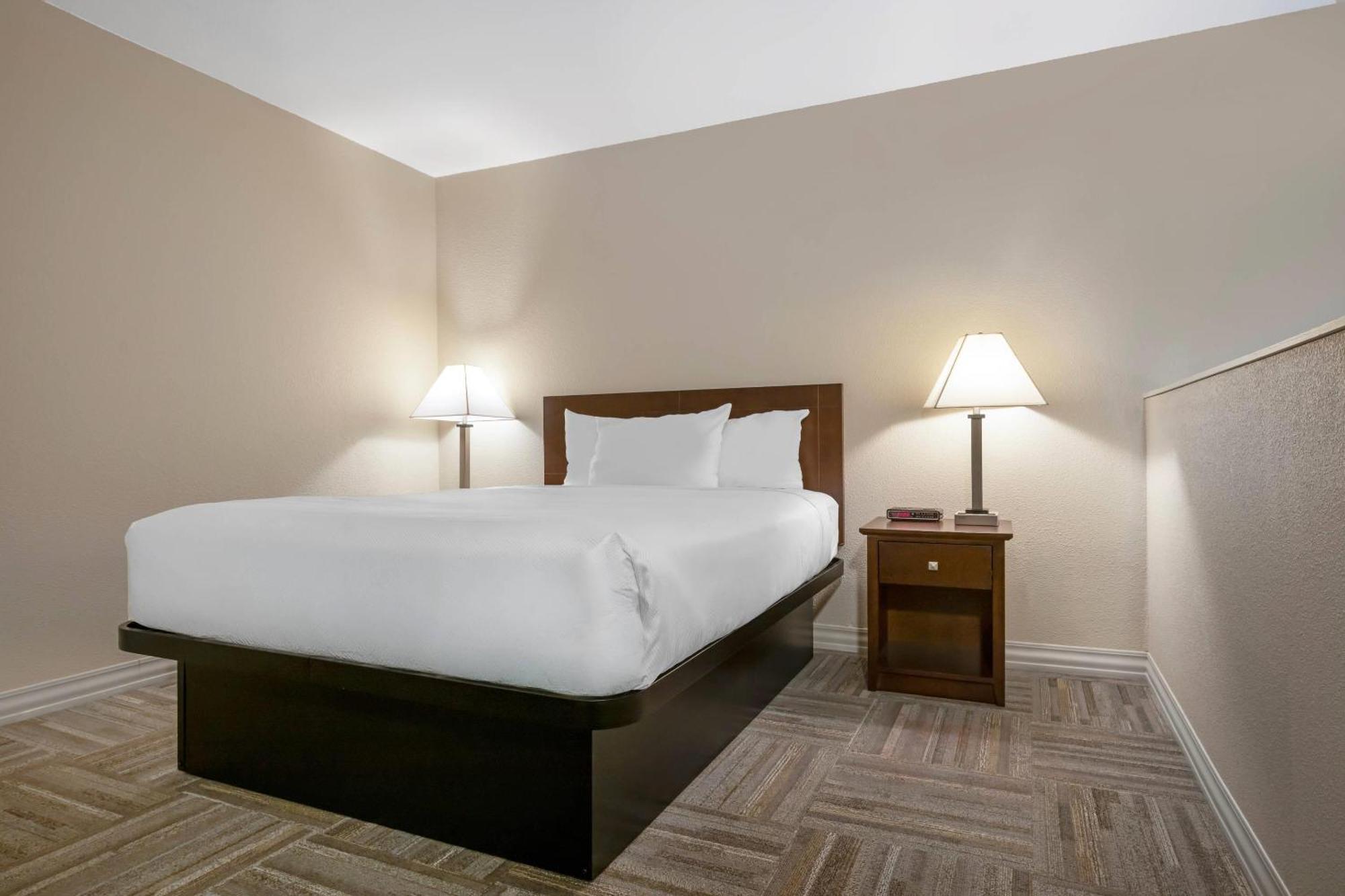 Efficiency Queen Room Three Queen Beds Non Smoking