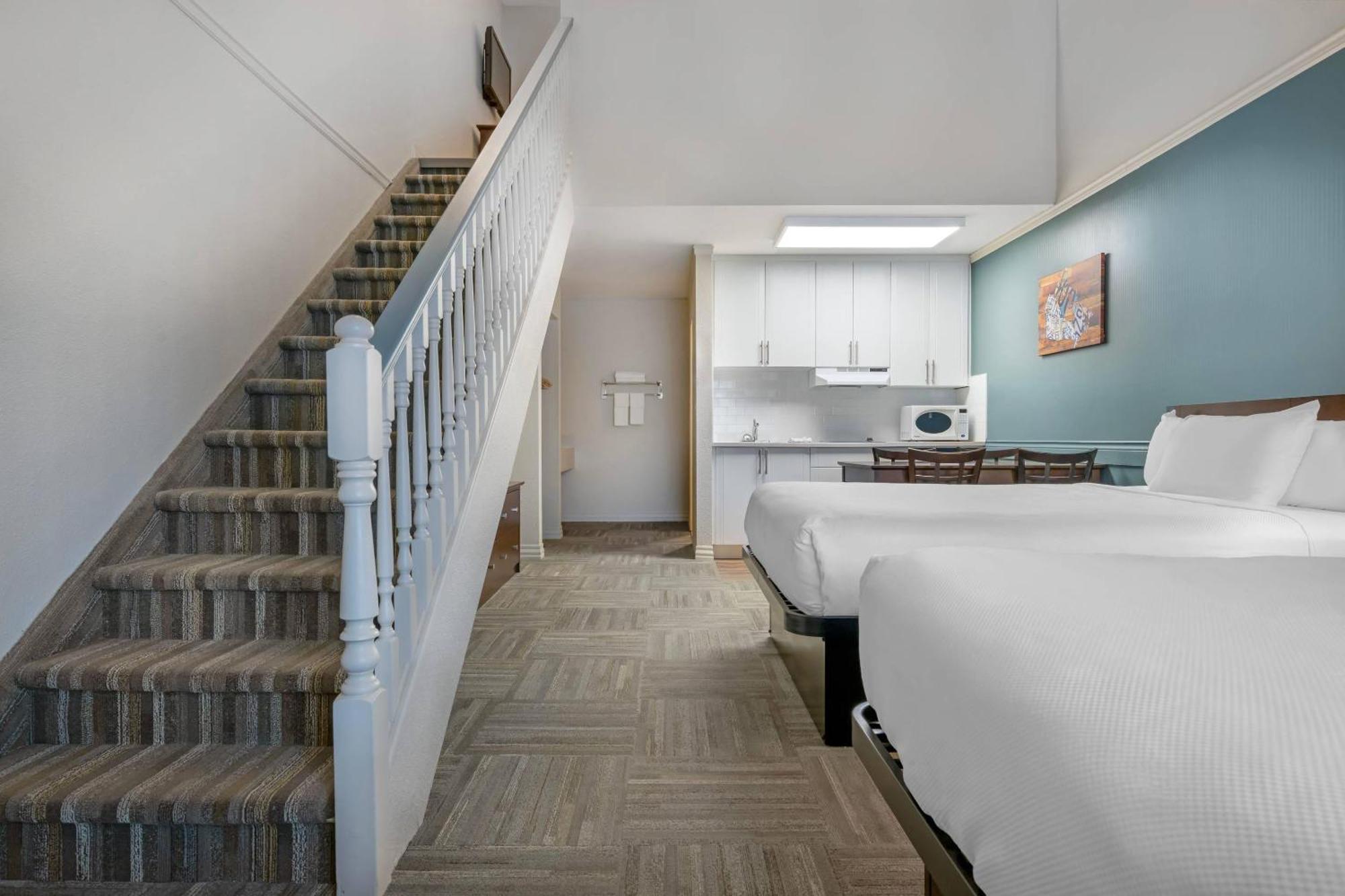 Efficiency Queen Room Three Queen Beds Non Smoking