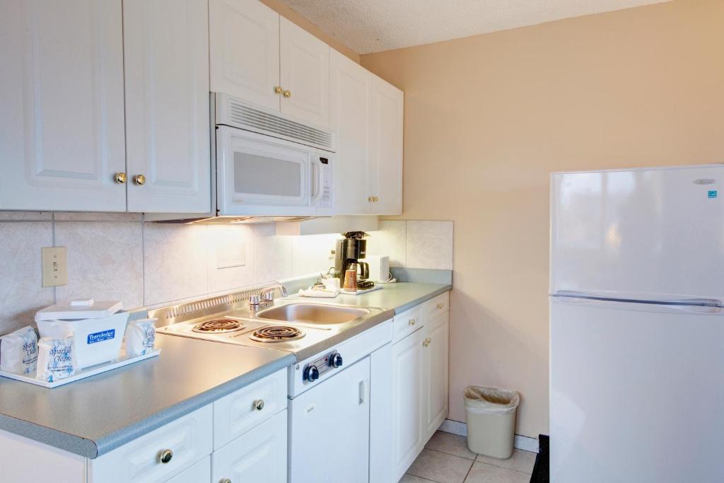 Upgraded Queen Room with Two Queen Beds and Kitchenette - Non-Smoking