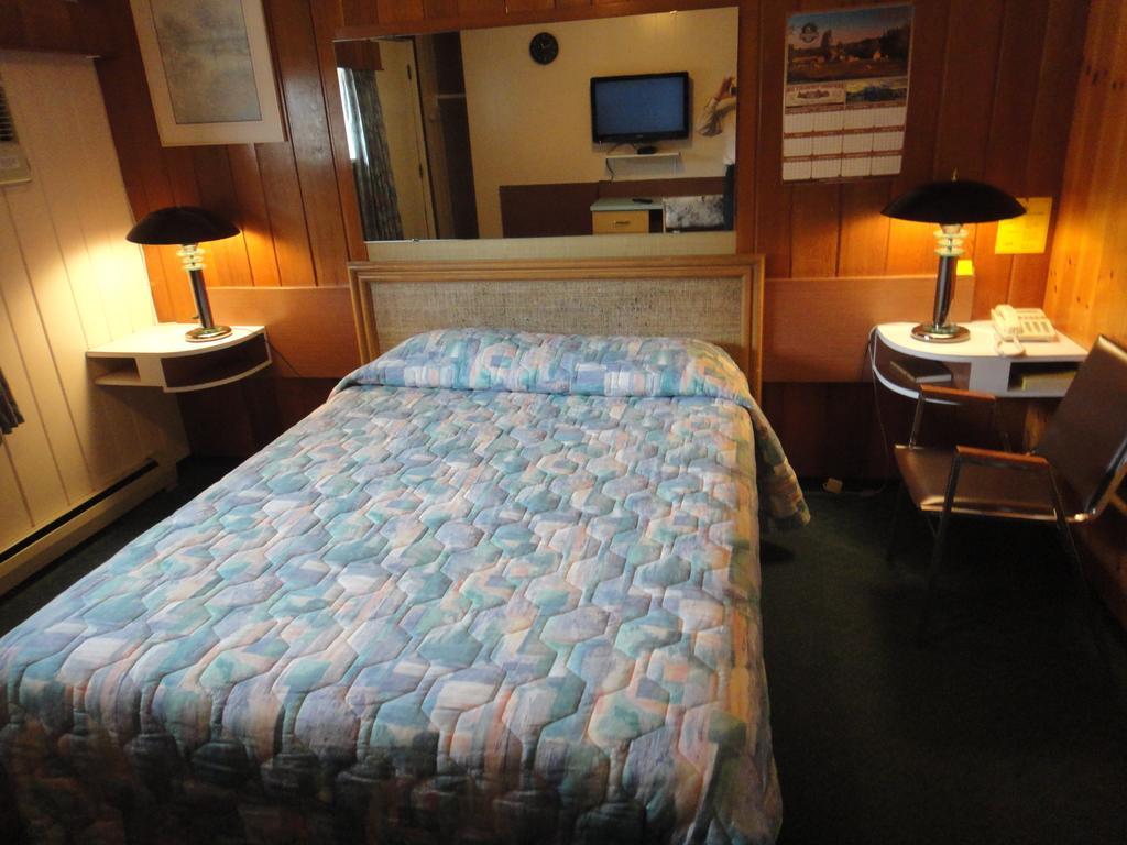 One Queen Bed Room,701300881:JPEG