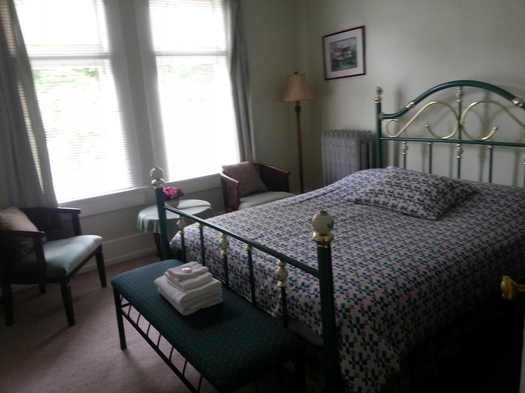 Chambre Lit Queen-Size avec Salle de Bains Commune