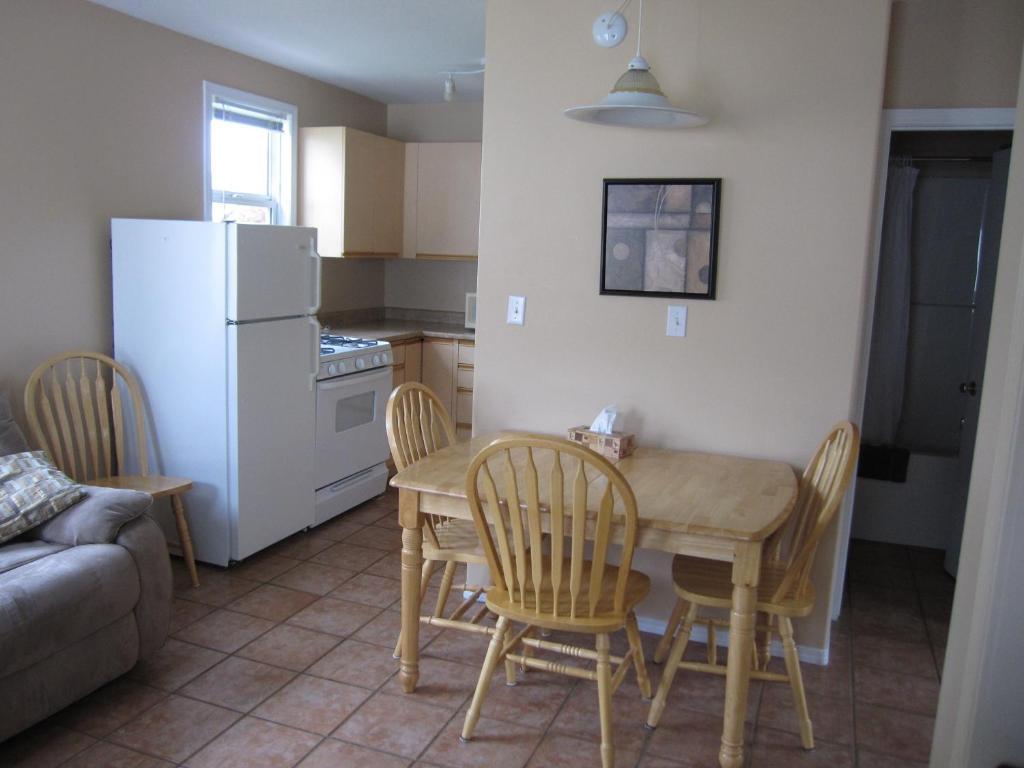 Two-Bedroom Cottage,1036957066:JPEG