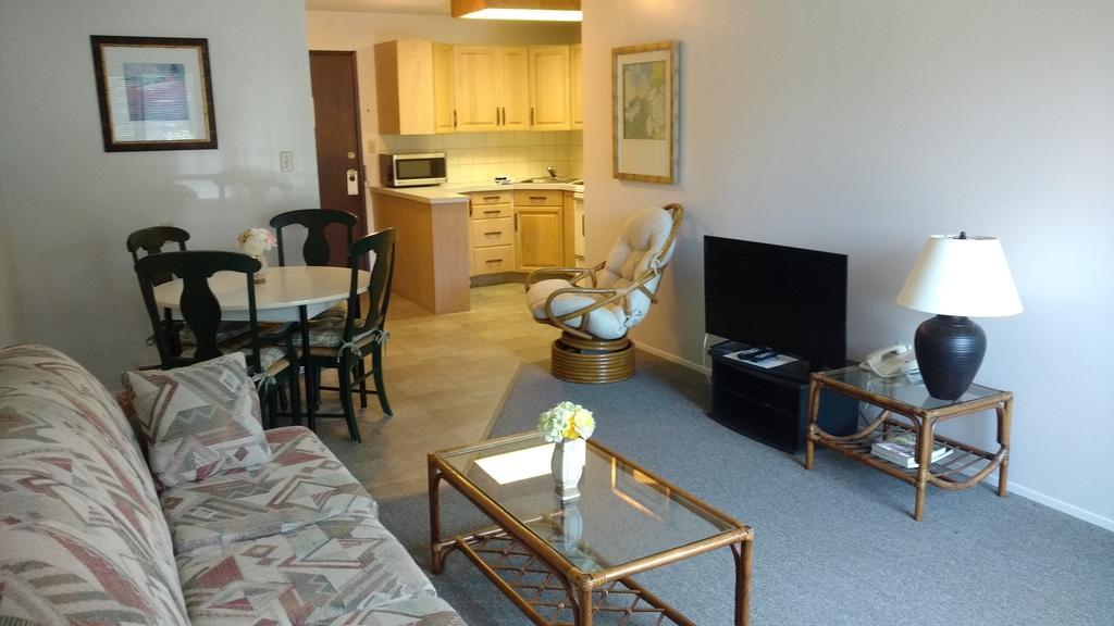 Queen Suite w/ Sea View