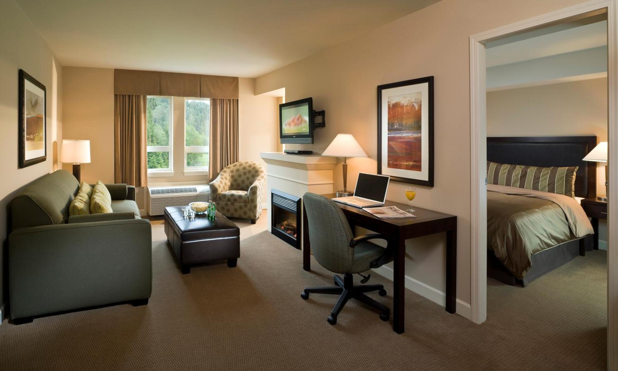 One-Bedroom Queen Suite with Mountain View